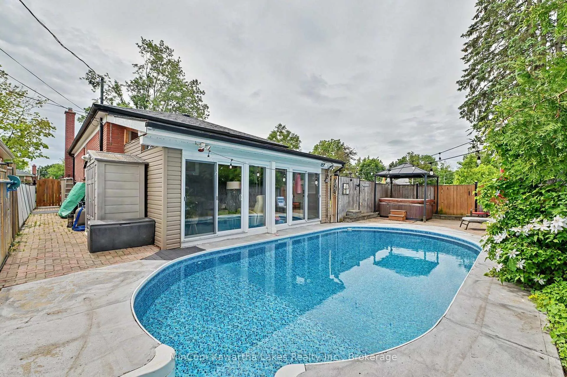 Photo 24 of 920 Elmdale Crescent, Peterborough, Northcrest Ward 5 — HOMEH