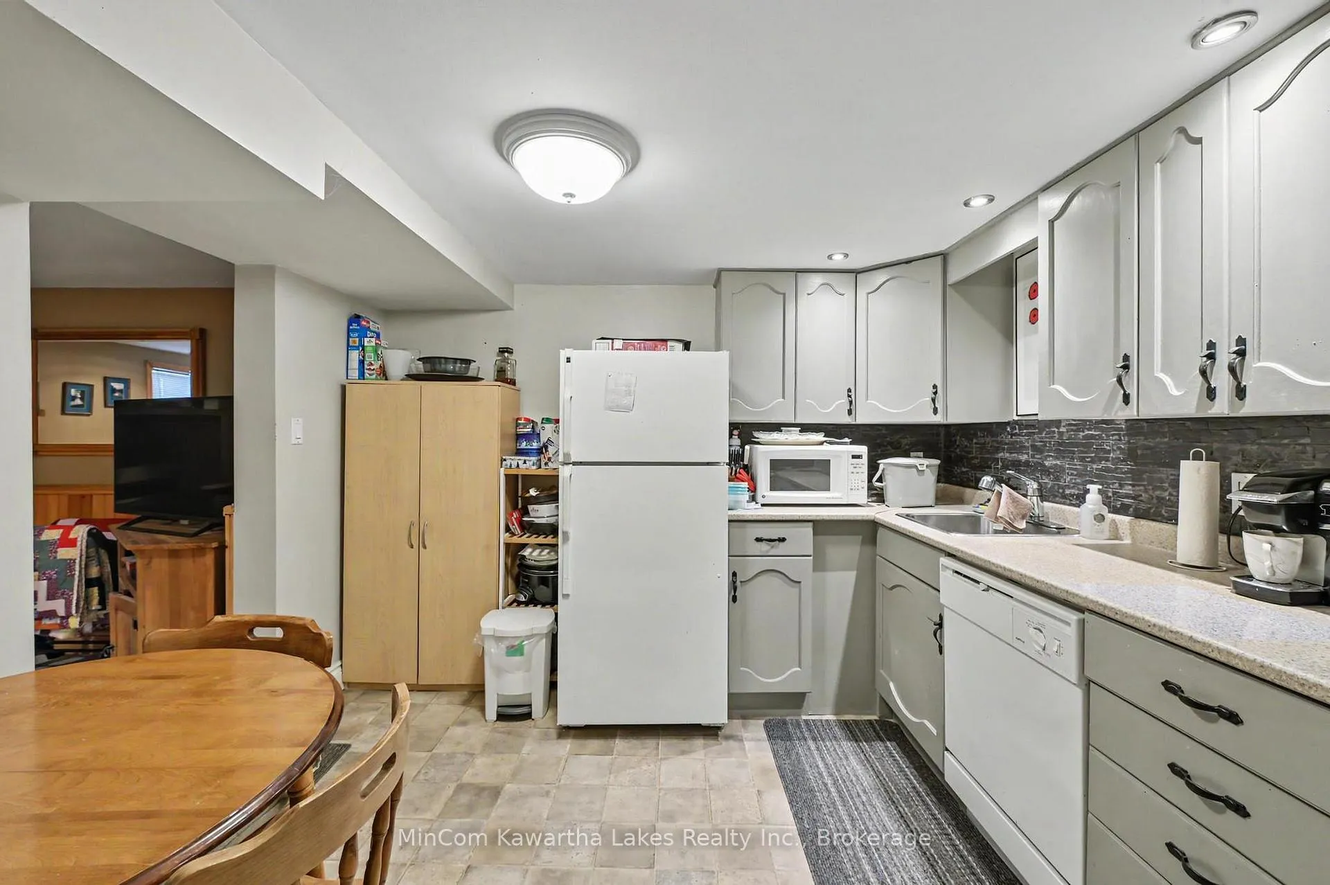 Photo 31 of 920 Elmdale Crescent, Peterborough, Northcrest Ward 5 — HOMEH