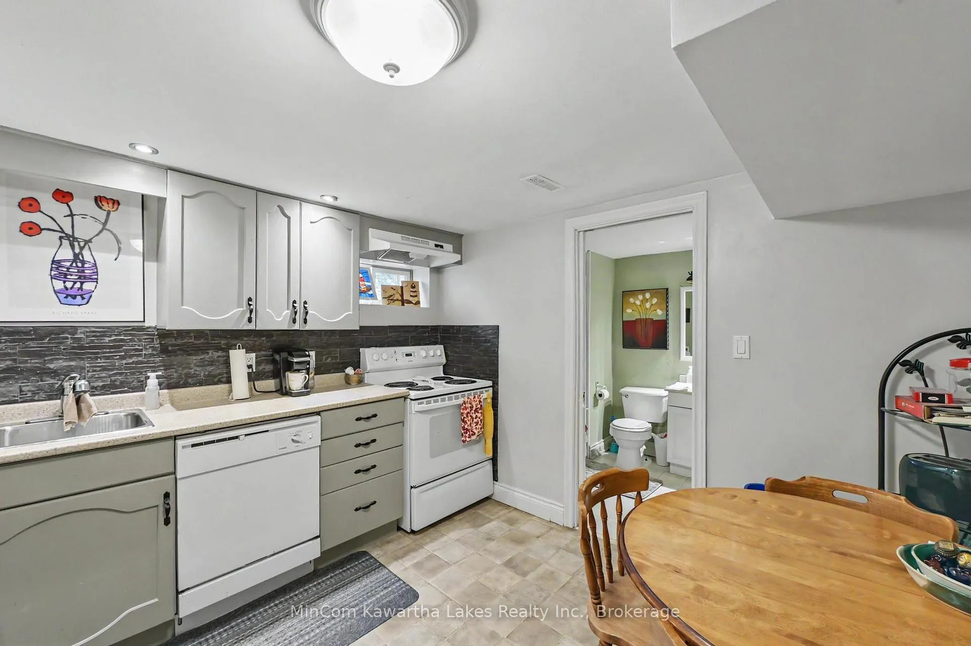 Photo 32 of 920 Elmdale Crescent, Peterborough, Northcrest Ward 5 — HOMEH