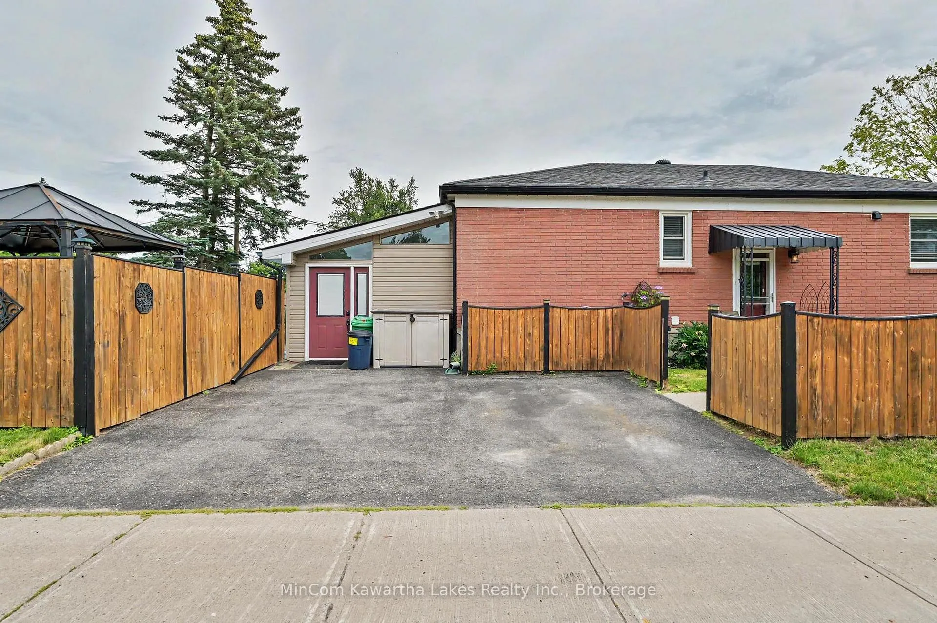 Photo 34 of 920 Elmdale Crescent, Peterborough, Northcrest Ward 5 — HOMEH