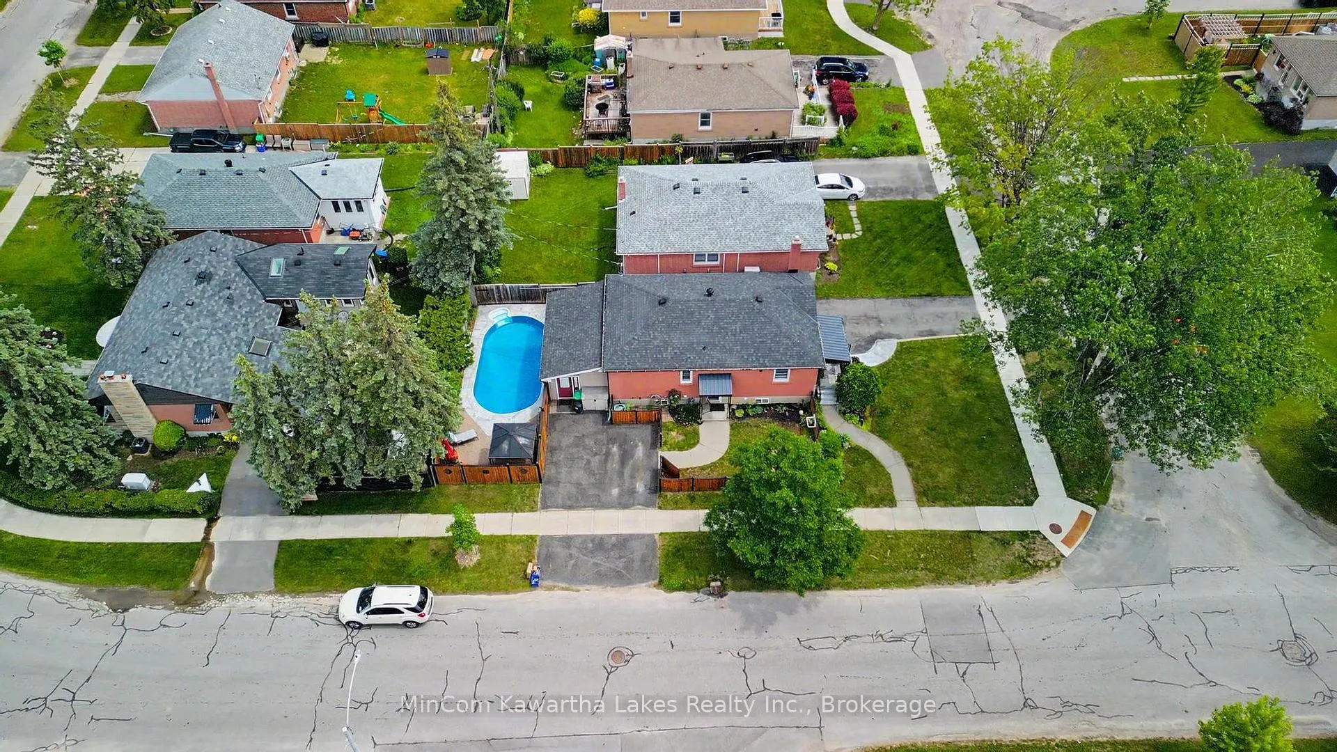 Photo 37 of 920 Elmdale Crescent, Peterborough, Northcrest Ward 5 — HOMEH