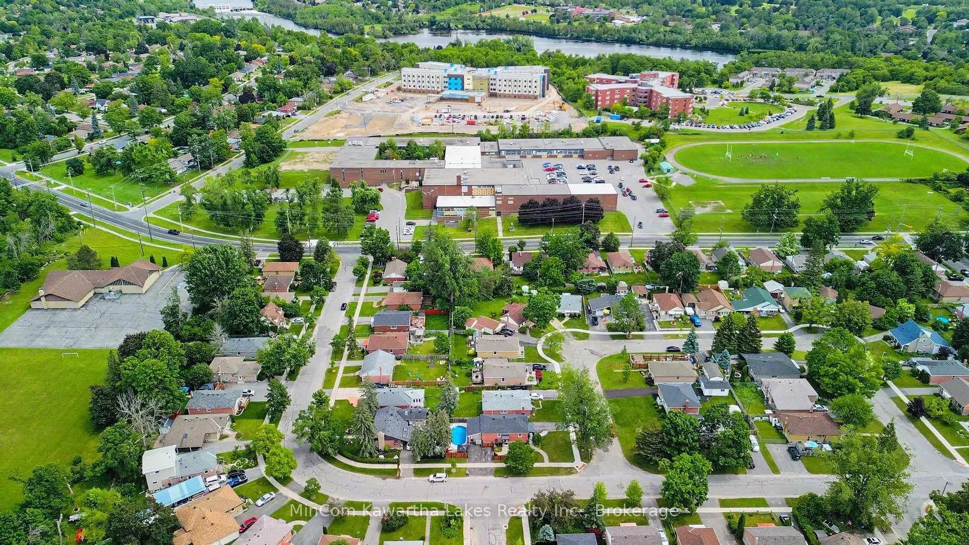 Photo 38 of 920 Elmdale Crescent, Peterborough, Northcrest Ward 5 — HOMEH