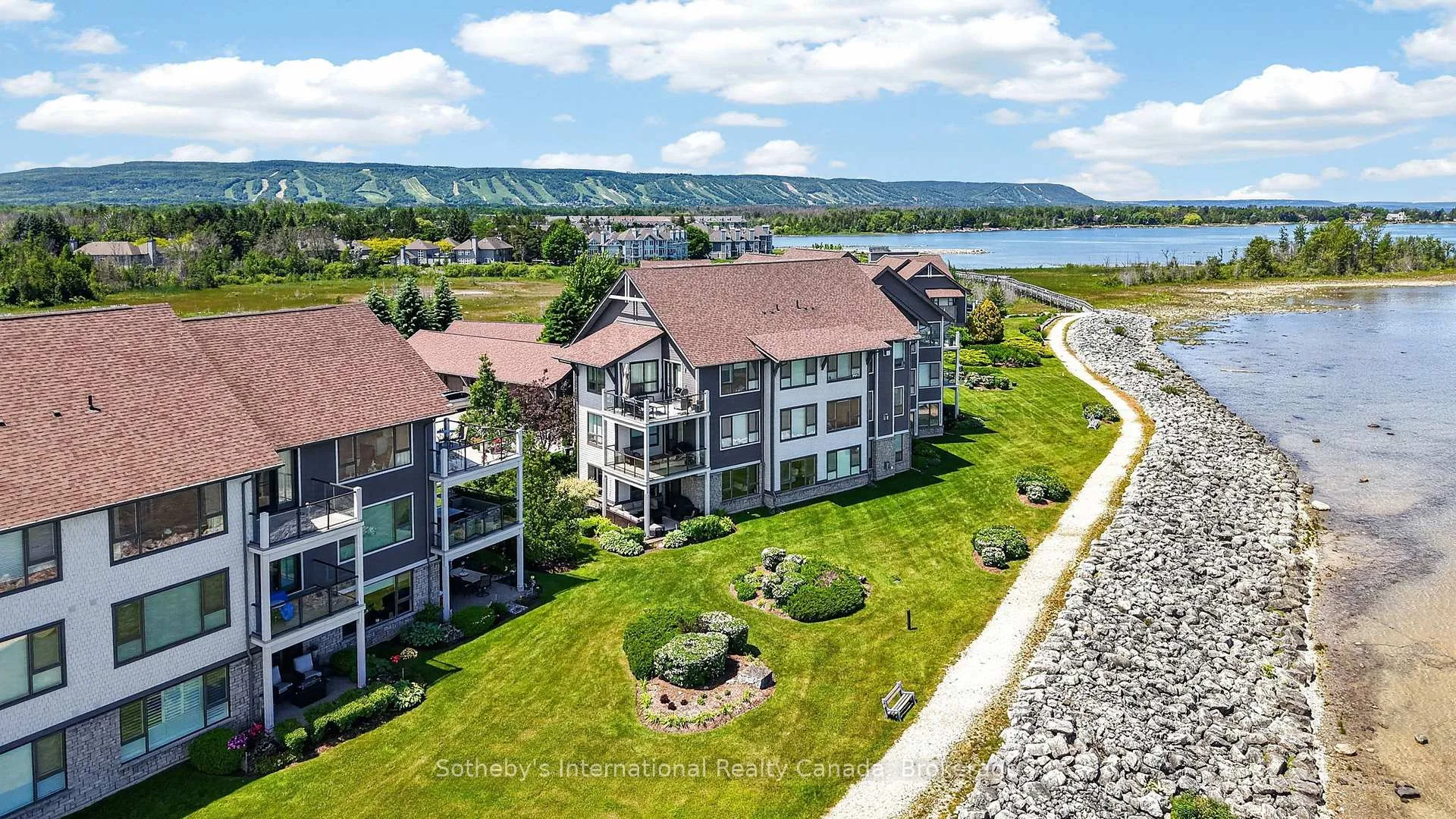 Photo 3 of 555 Mariners Way, Collingwood — HOMEH