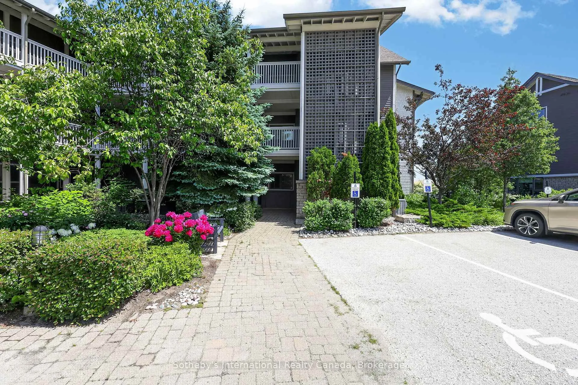 Photo 5 of 555 Mariners Way, Collingwood — HOMEH