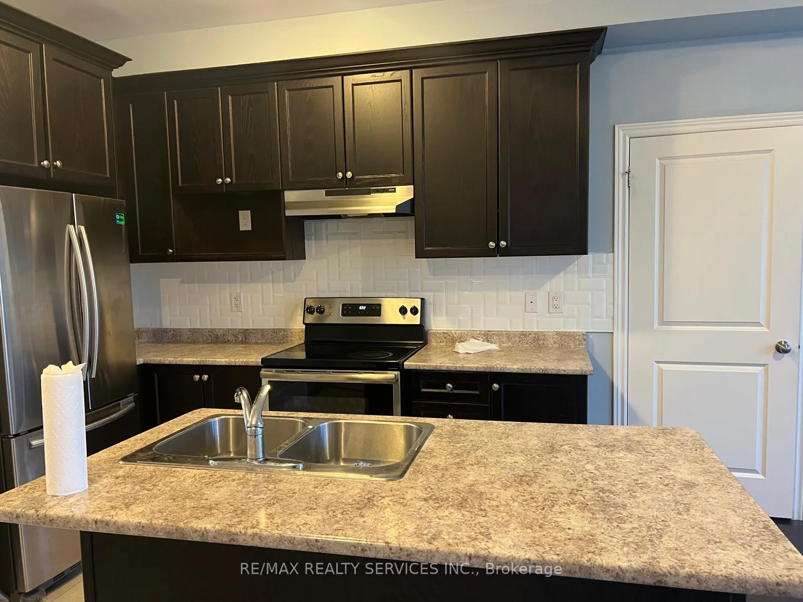Photo 5 of 25 Hogan Manor Drive, Brampton, Northwest Brampton — HOMEH