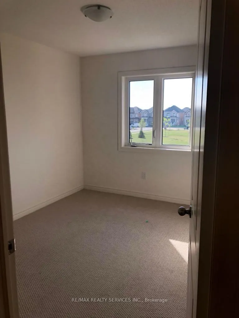 Photo 9 of 25 Hogan Manor Drive, Brampton, Northwest Brampton — HOMEH