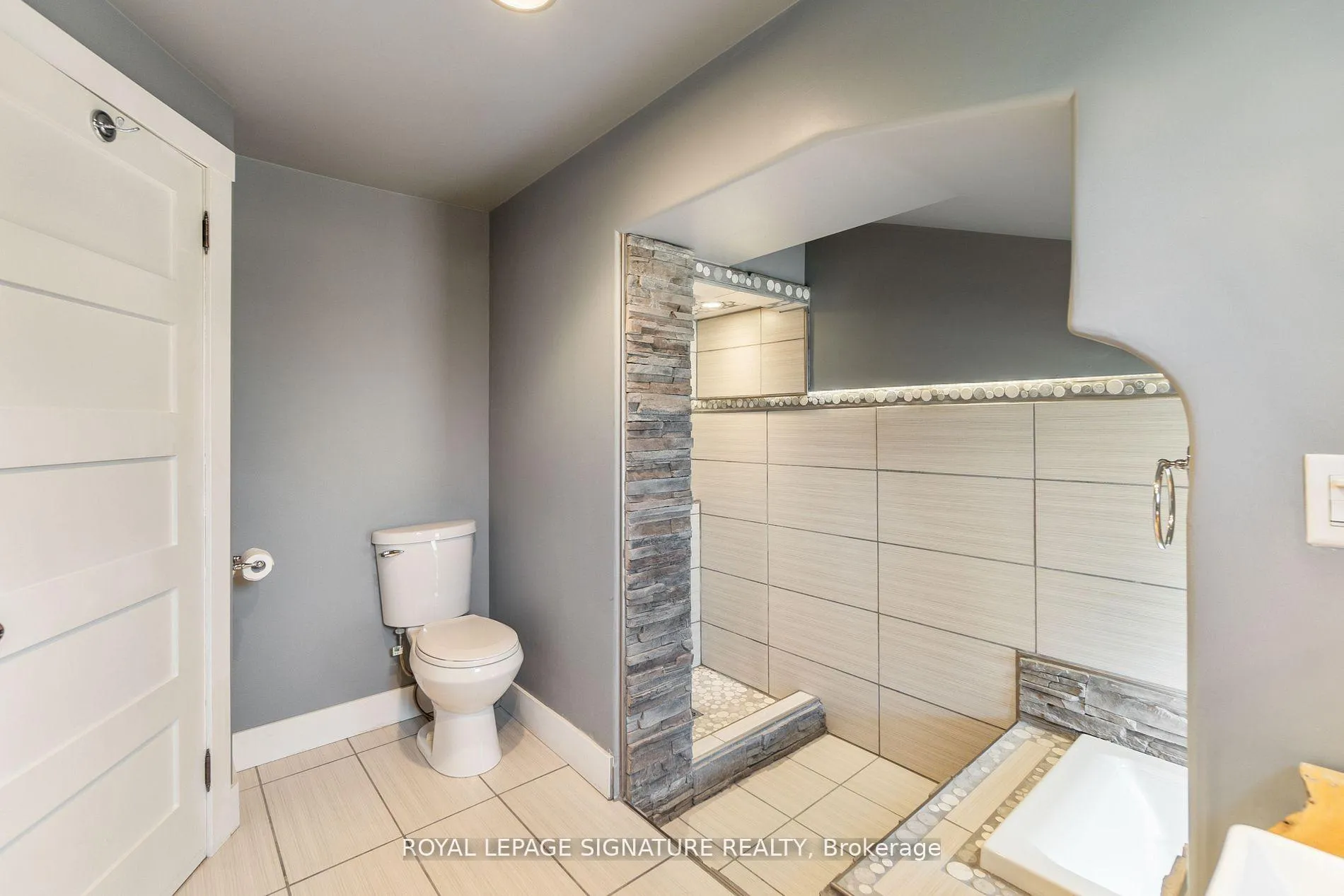 Photo 30 of Unit Upper, 4 Patricia Avenue, Barrie, Cundles East — HOMEH
