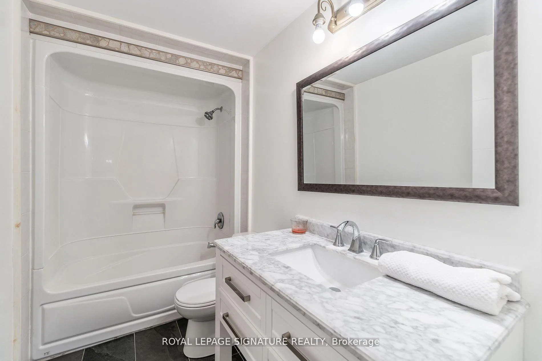 Photo 36 of Unit Upper, 4 Patricia Avenue, Barrie, Cundles East — HOMEH