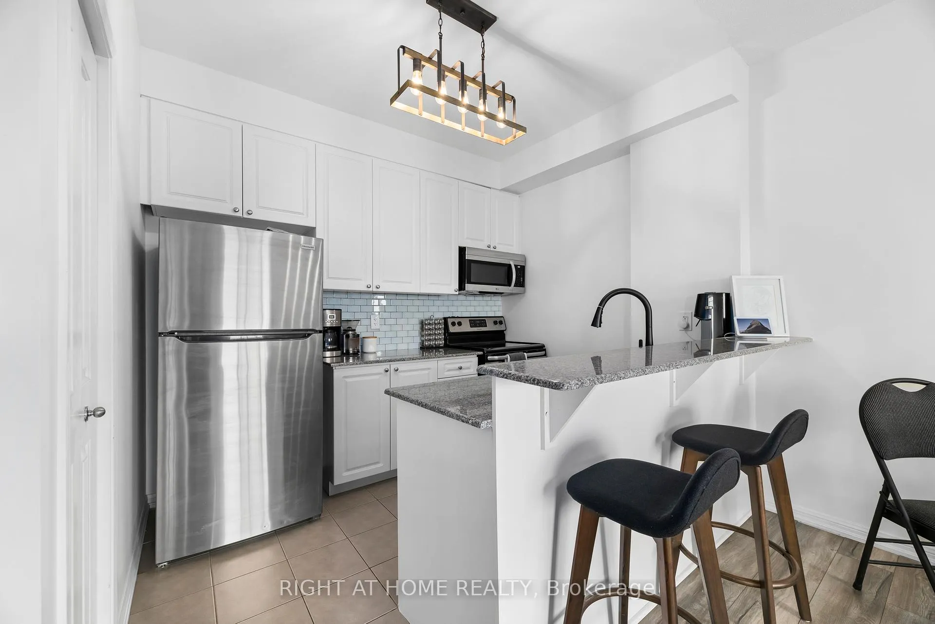 Photo 5 of Unit 303, 1 Sidney Lane, Clarington, Bowmanville — HOMEH