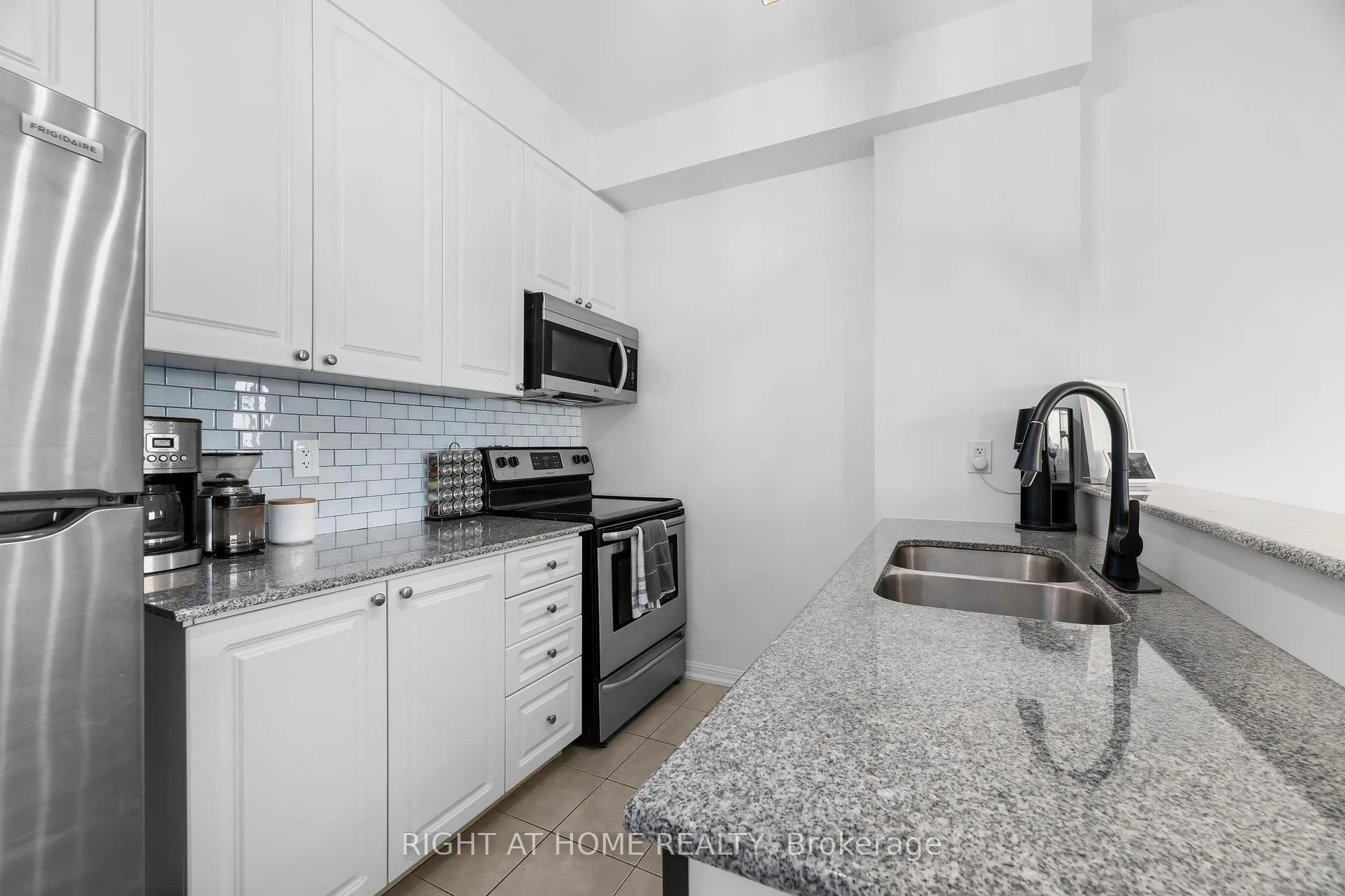 Photo 6 of Unit 303, 1 Sidney Lane, Clarington, Bowmanville — HOMEH
