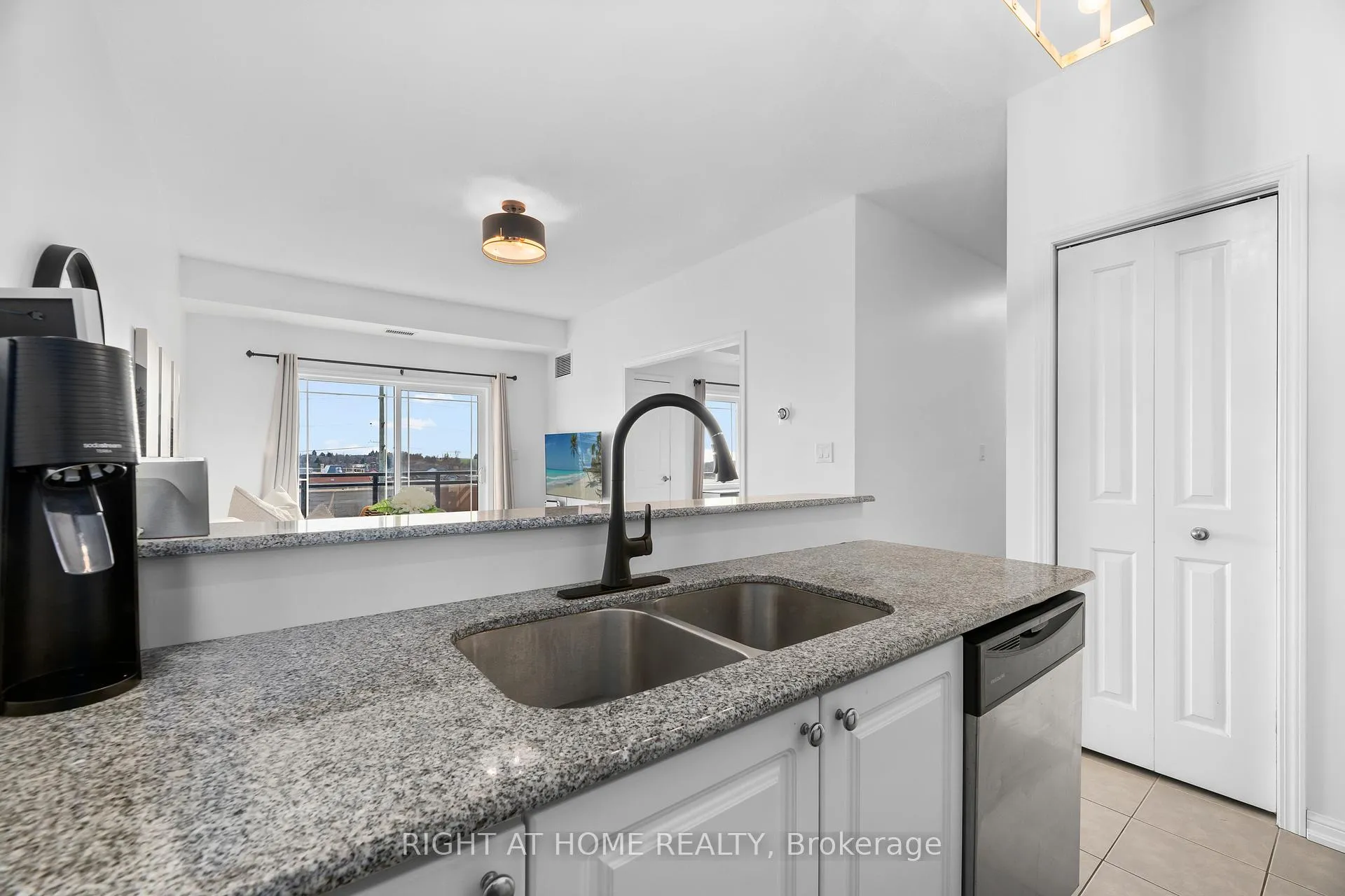 Photo 7 of Unit 303, 1 Sidney Lane, Clarington, Bowmanville — HOMEH