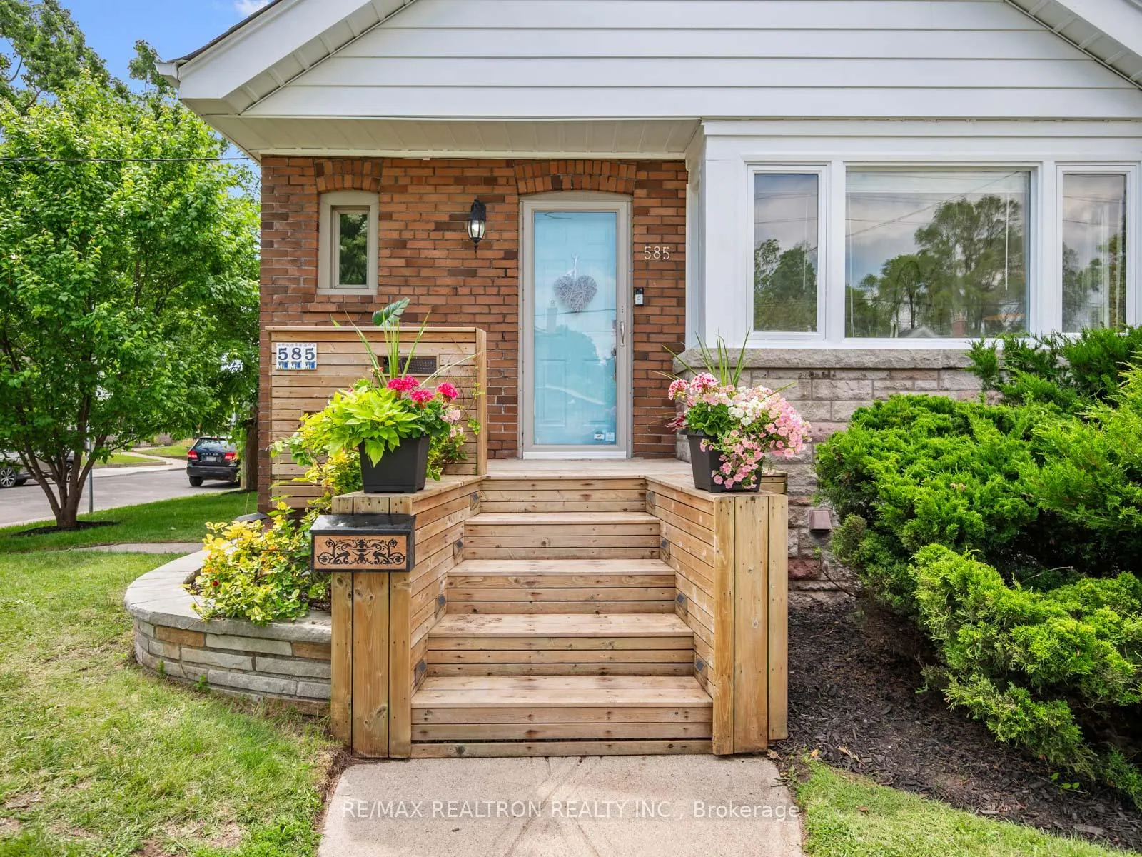 Photo 2 of 585 O'Connor Drive, Toronto, East York — HOMEH