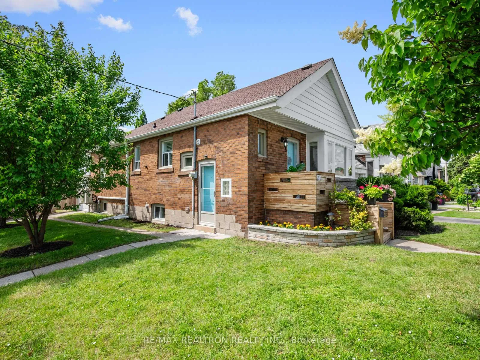 Photo 3 of 585 O'Connor Drive, Toronto, East York — HOMEH