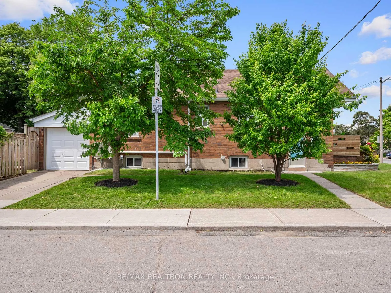 Photo 5 of 585 O'Connor Drive, Toronto, East York — HOMEH