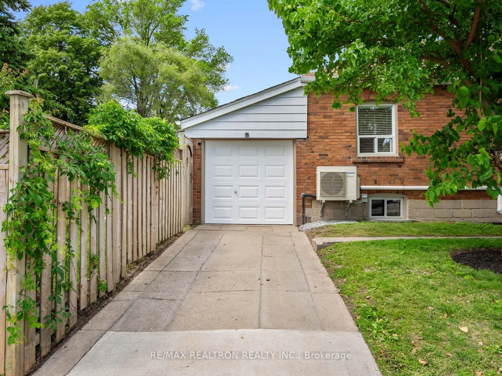 Photo 6 of 585 O'Connor Drive, Toronto, East York — HOMEH