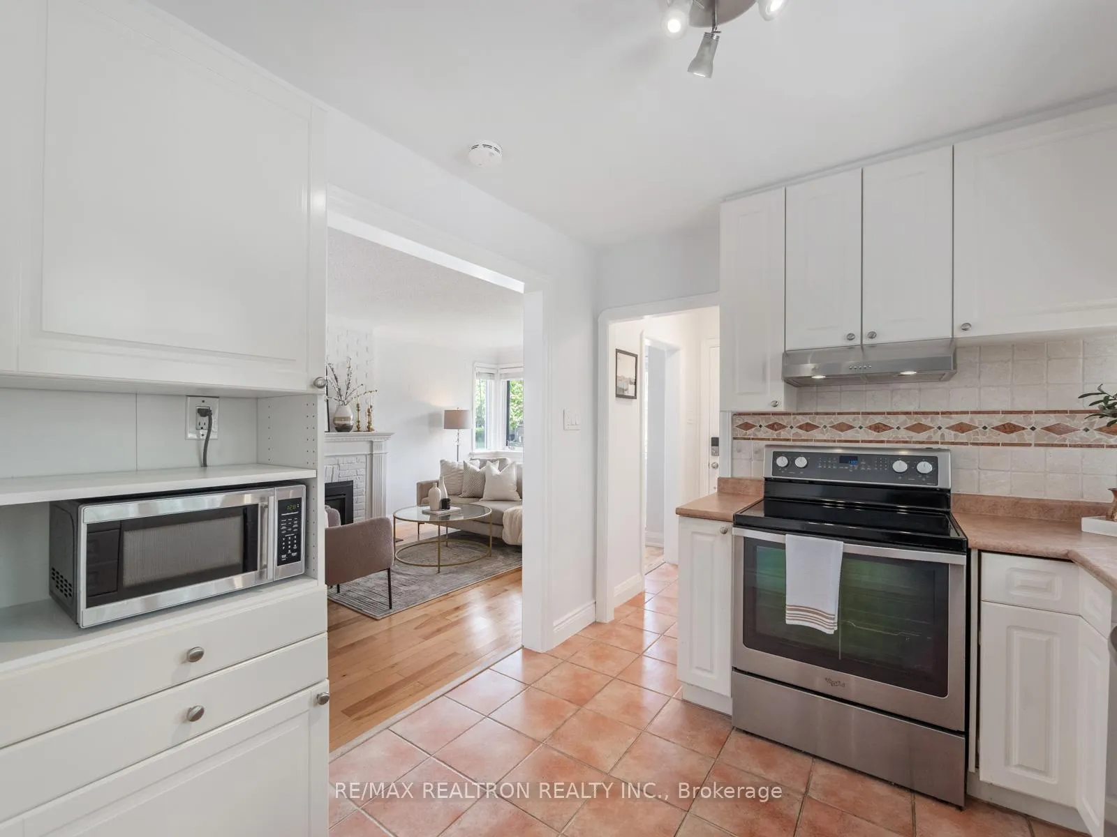 Photo 7 of 585 O'Connor Drive, Toronto, East York — HOMEH