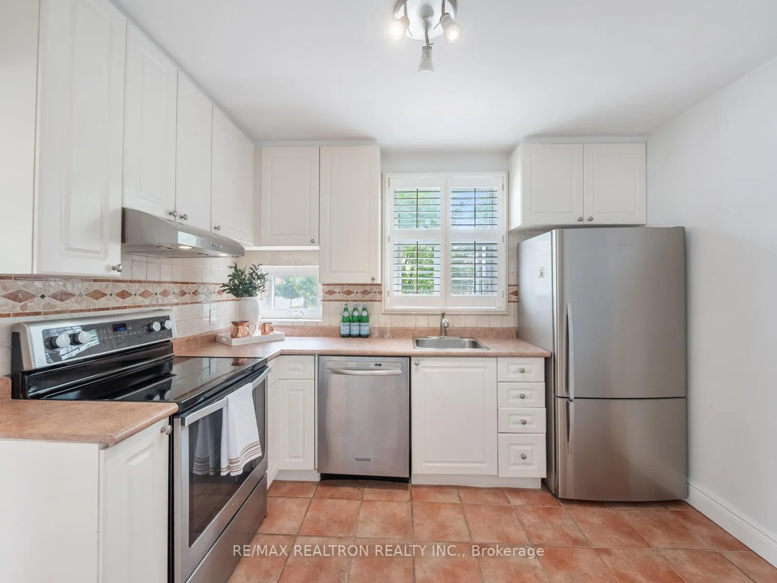 Photo 8 of 585 O'Connor Drive, Toronto, East York — HOMEH