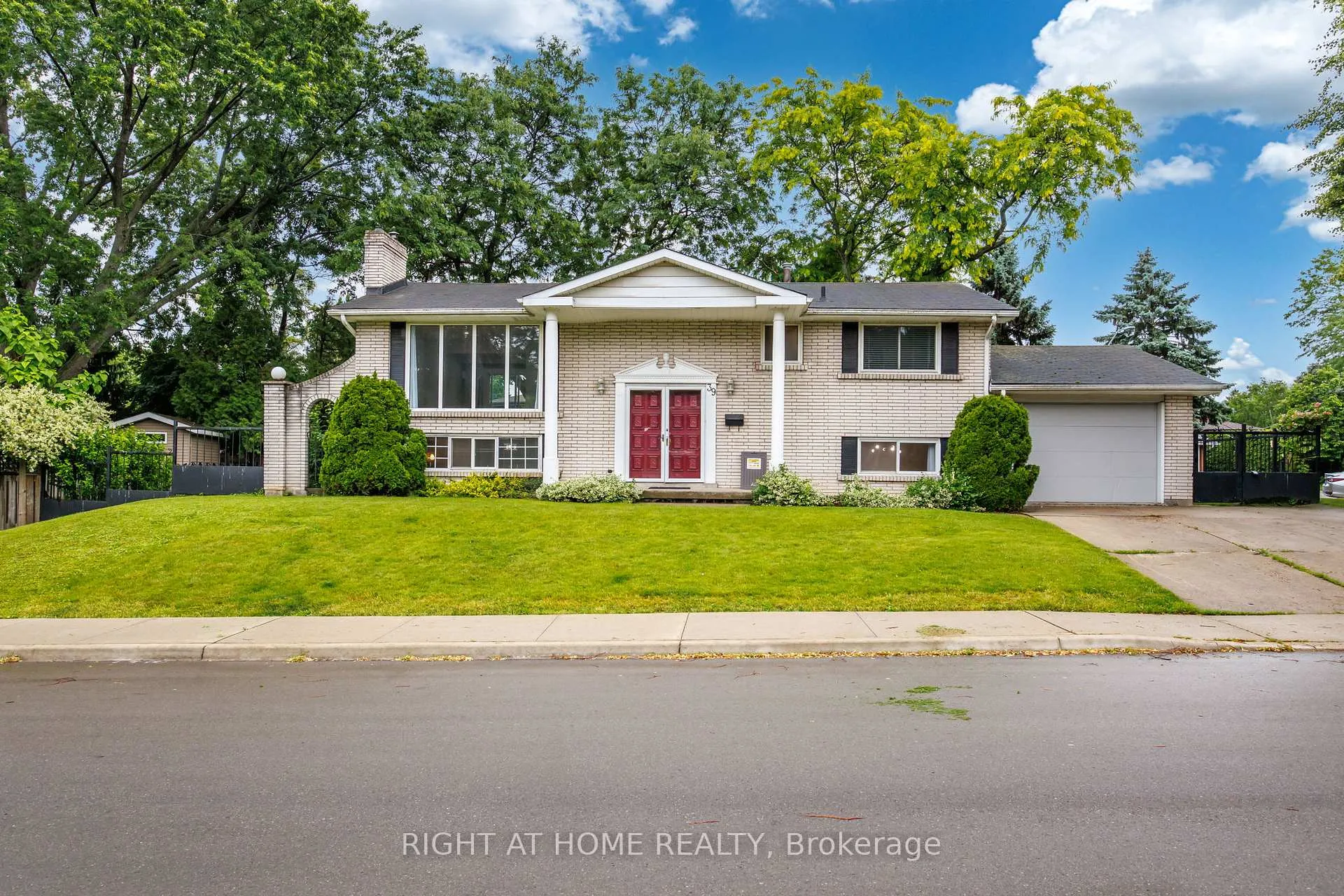 Photo 2 of 39 San Francisco Avenue, Hamilton, Mountview — HOMEH