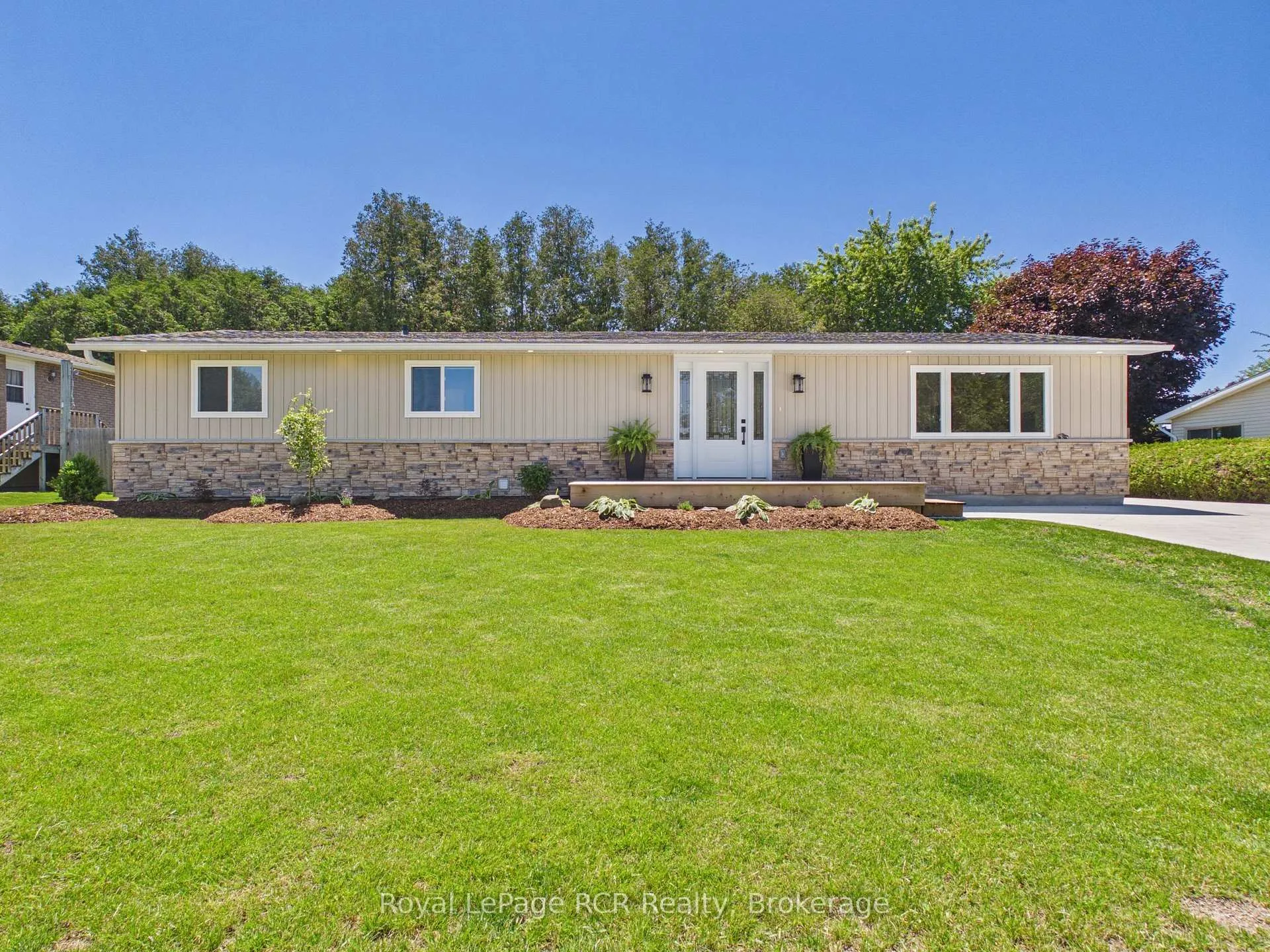 Front of 25 Inverlyn Crescent N