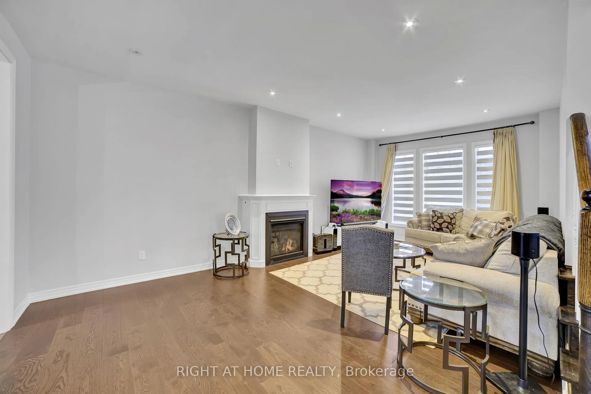 Photo 9 of 288 Raymond Road, Hamilton, Meadowlands — HOMEH