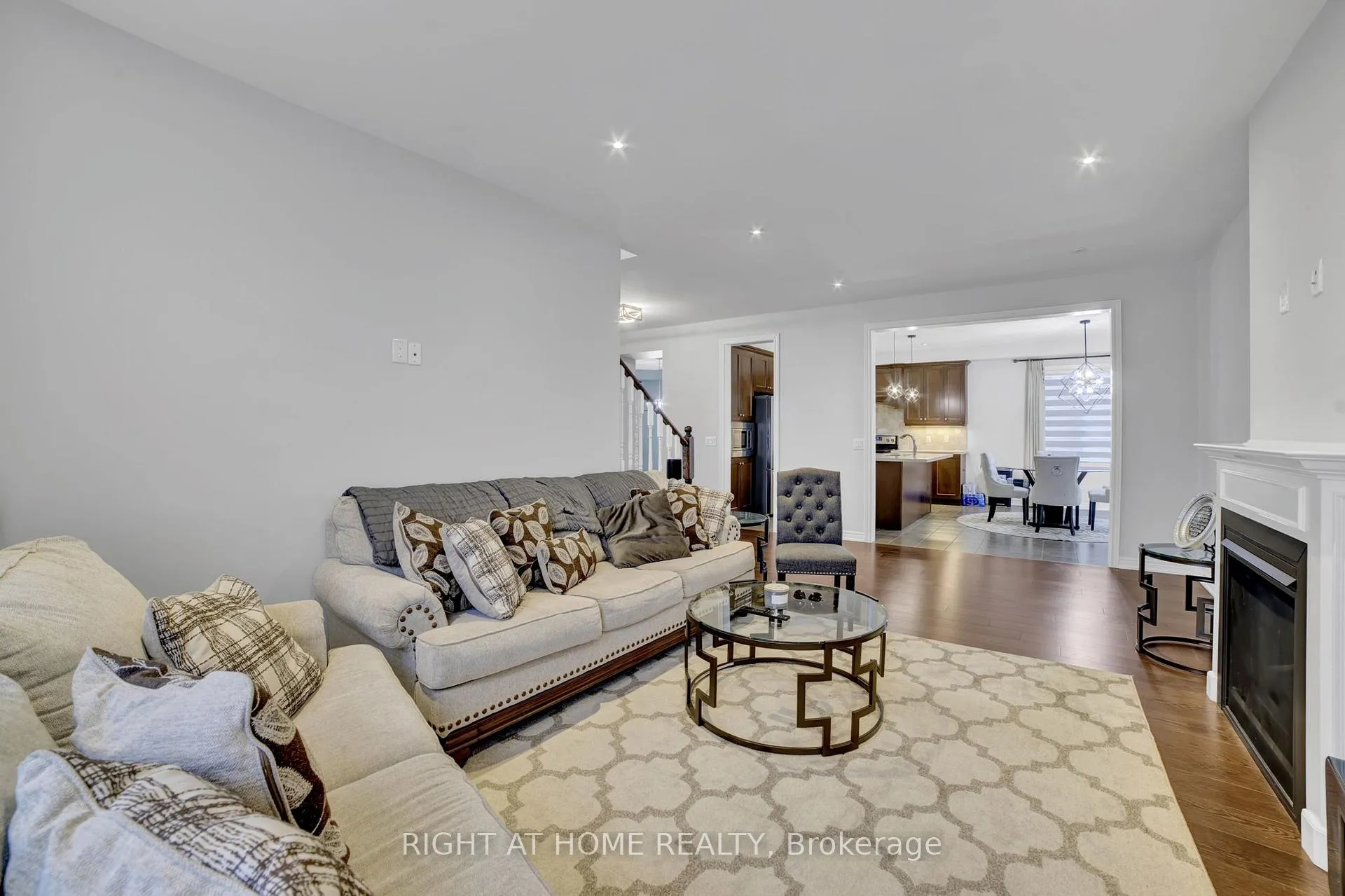 Photo 11 of 288 Raymond Road, Hamilton, Meadowlands — HOMEH