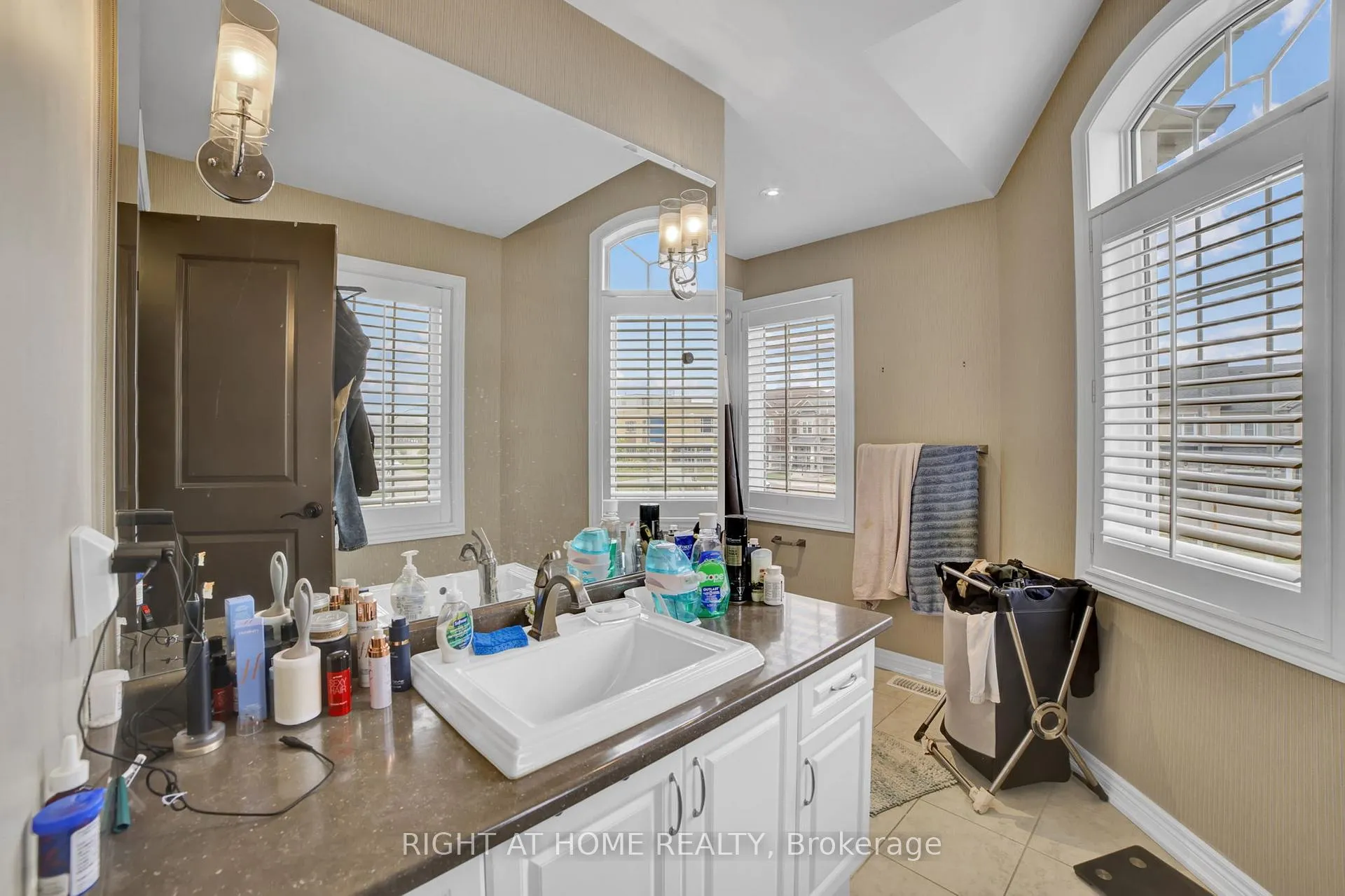 Photo 25 of 288 Raymond Road, Hamilton, Meadowlands — HOMEH