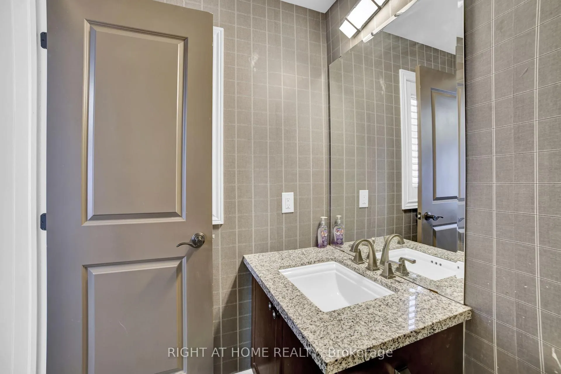 Photo 31 of 288 Raymond Road, Hamilton, Meadowlands — HOMEH