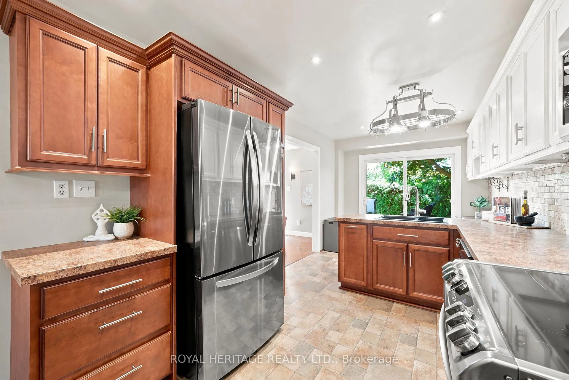 Photo 11 of 689 Pascoe Court, Oshawa, Pinecrest — HOMEH