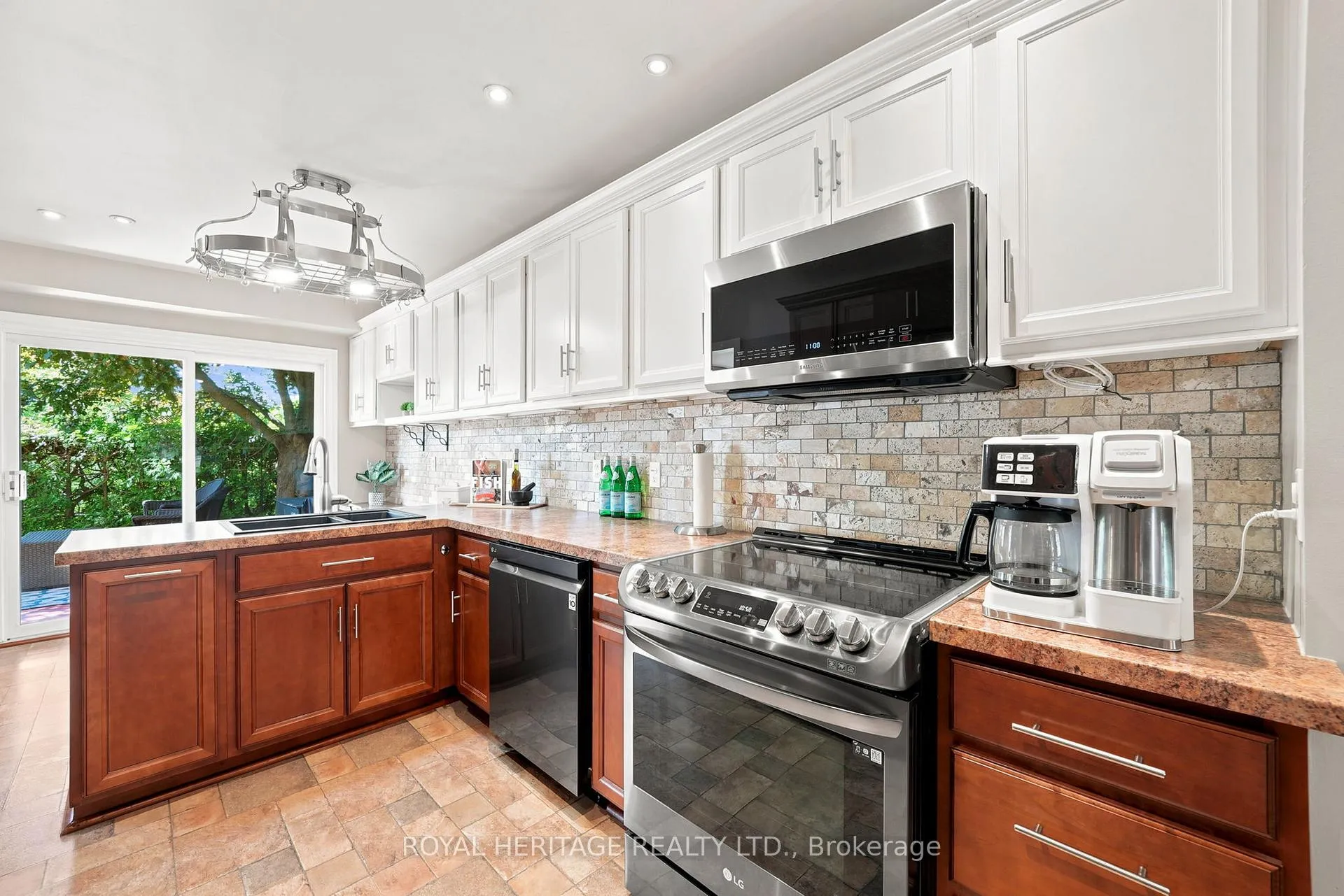 Photo 12 of 689 Pascoe Court, Oshawa, Pinecrest — HOMEH