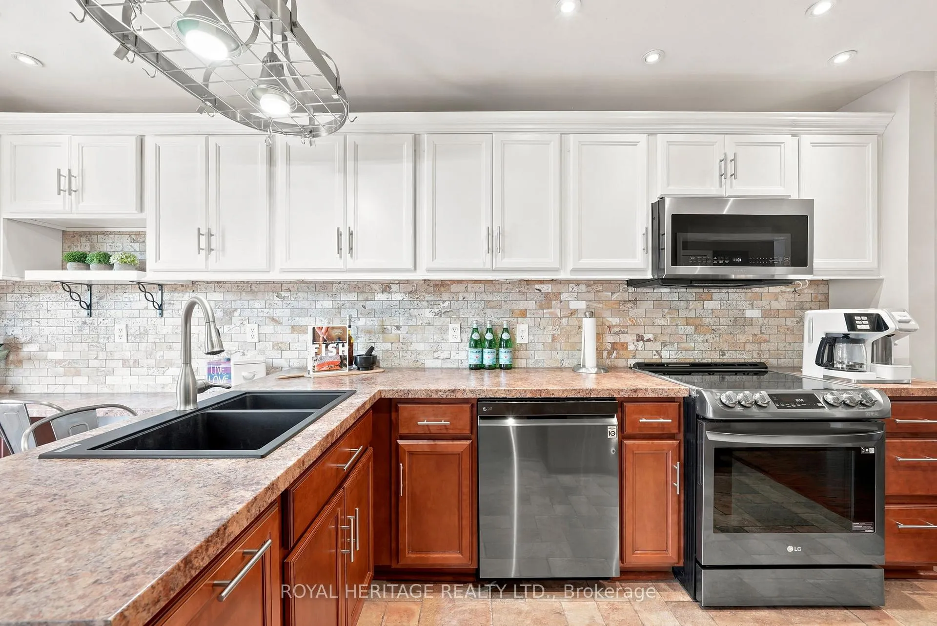 Photo 13 of 689 Pascoe Court, Oshawa, Pinecrest — HOMEH