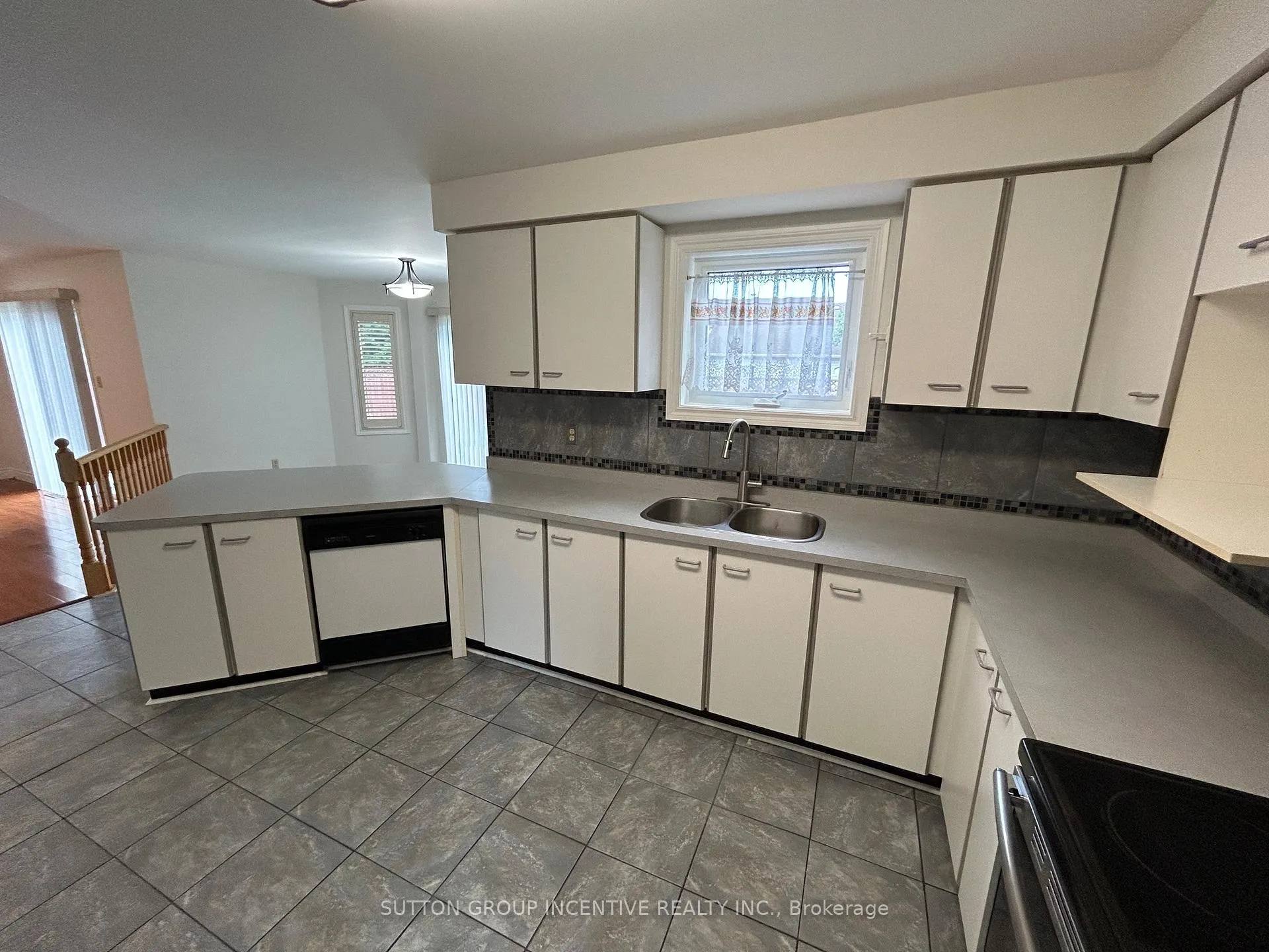 Photo 8 of 189 Hanmer Street W, Barrie, West Bayfield — HOMEH