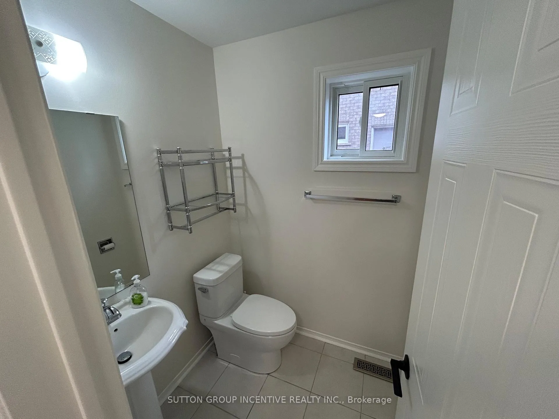 Photo 13 of 189 Hanmer Street W, Barrie, West Bayfield — HOMEH