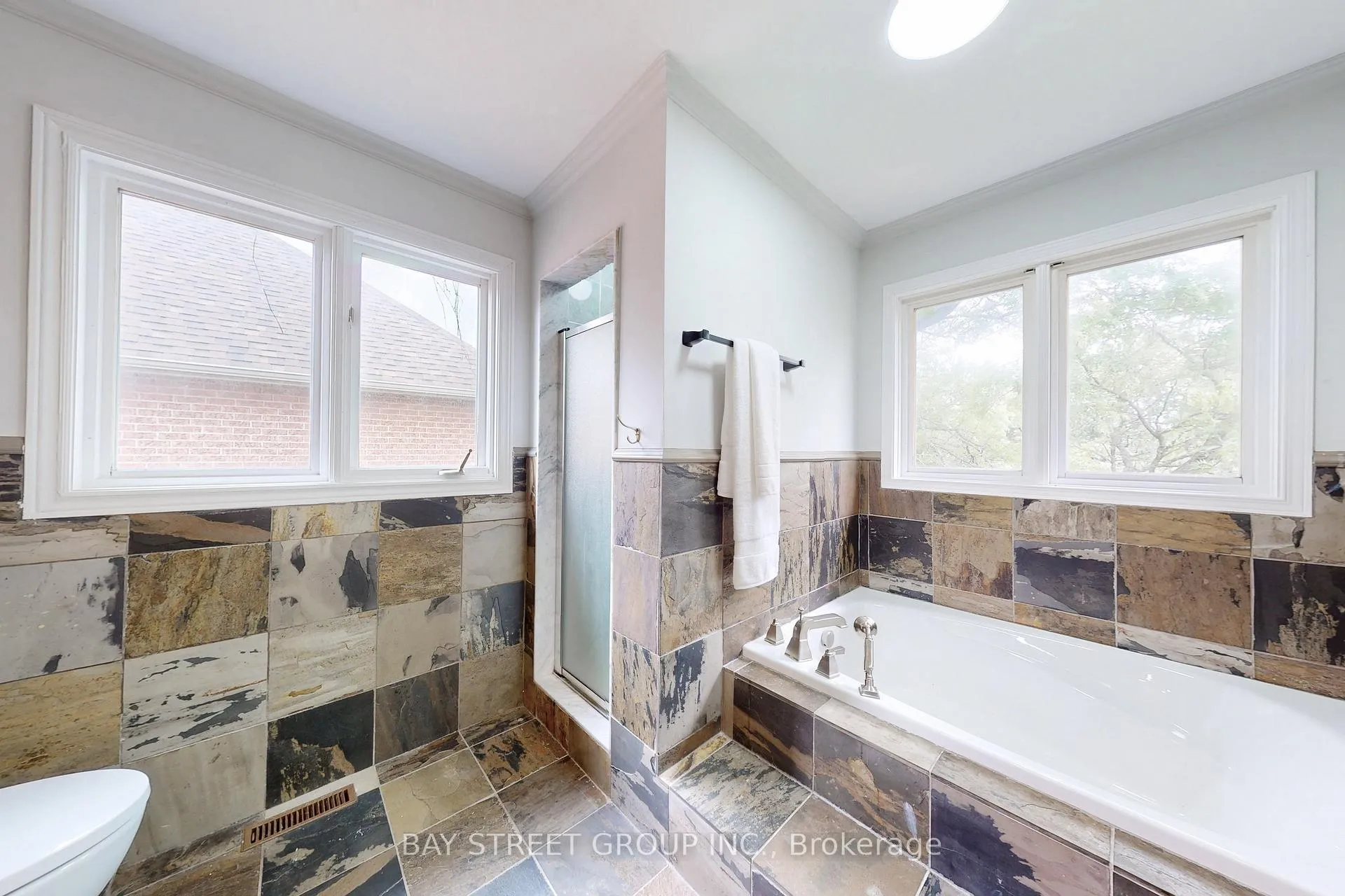 Photo 16 of 98 Brookeview Drive, Aurora, Aurora Highlands — HOMEH