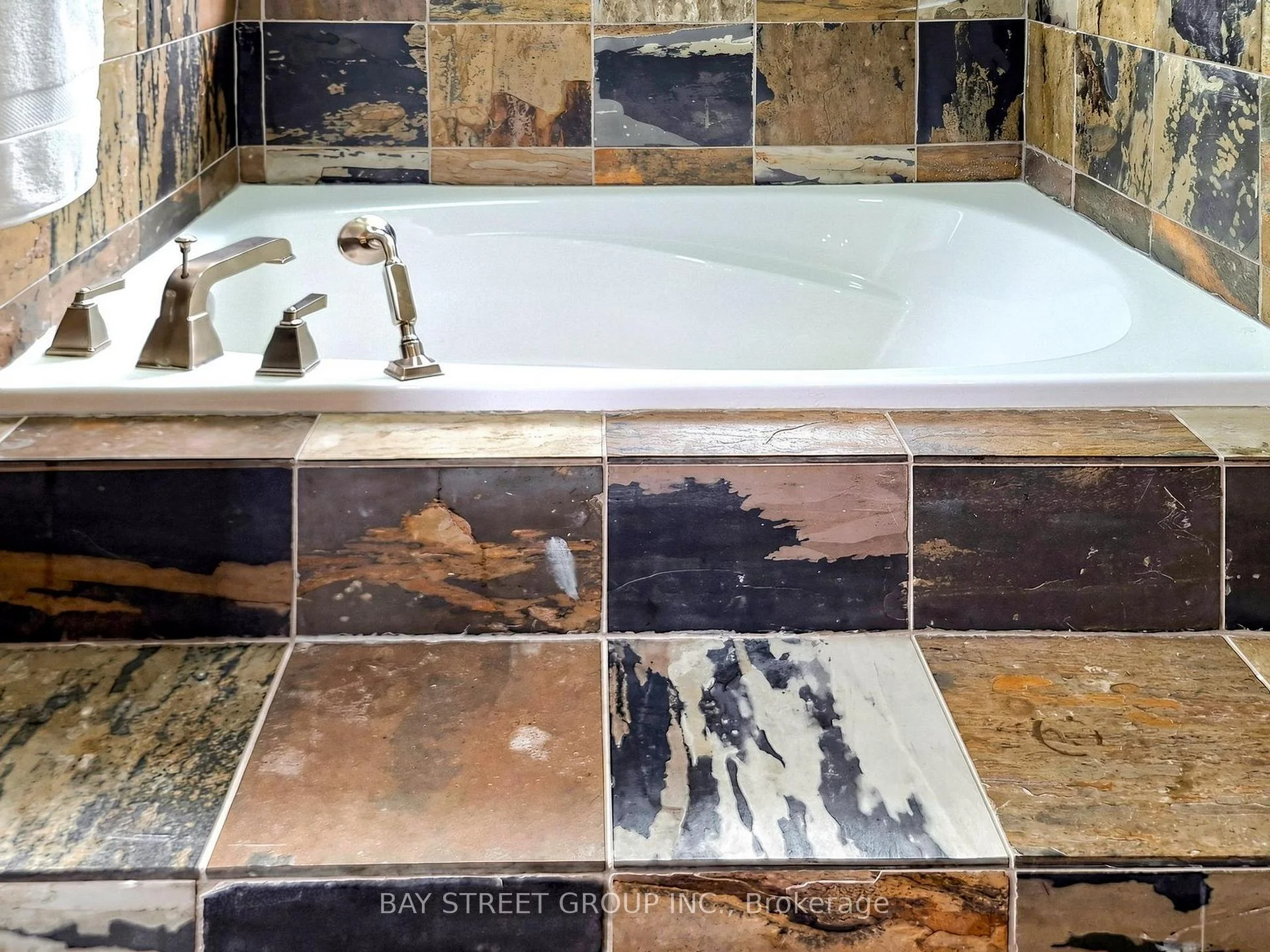 Photo 45 of 98 Brookeview Drive, Aurora, Aurora Highlands — HOMEH