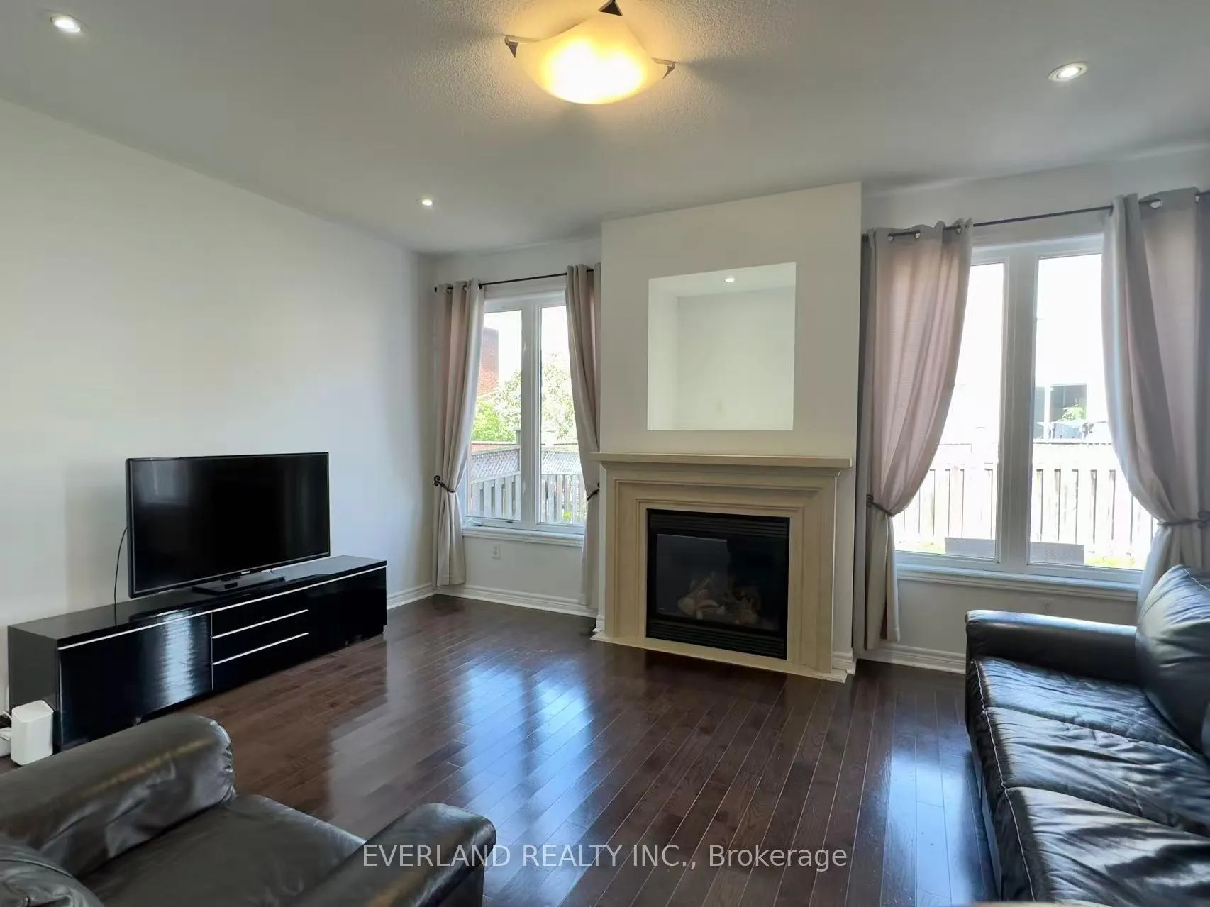 Photo 3 of 22 Lundy Drive, Markham, Box Grove — HOMEH