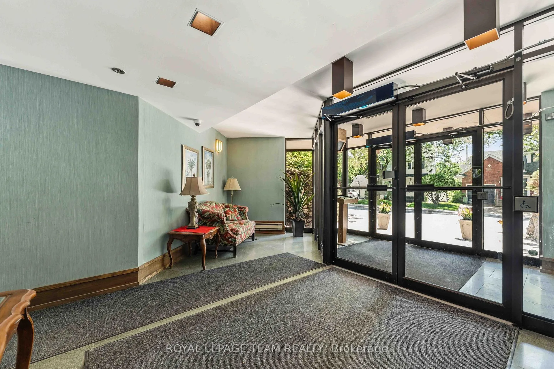 Photo 5 of Unit 301, 7 Kippewa Drive, Ottawa, Dows Lake — HOMEH