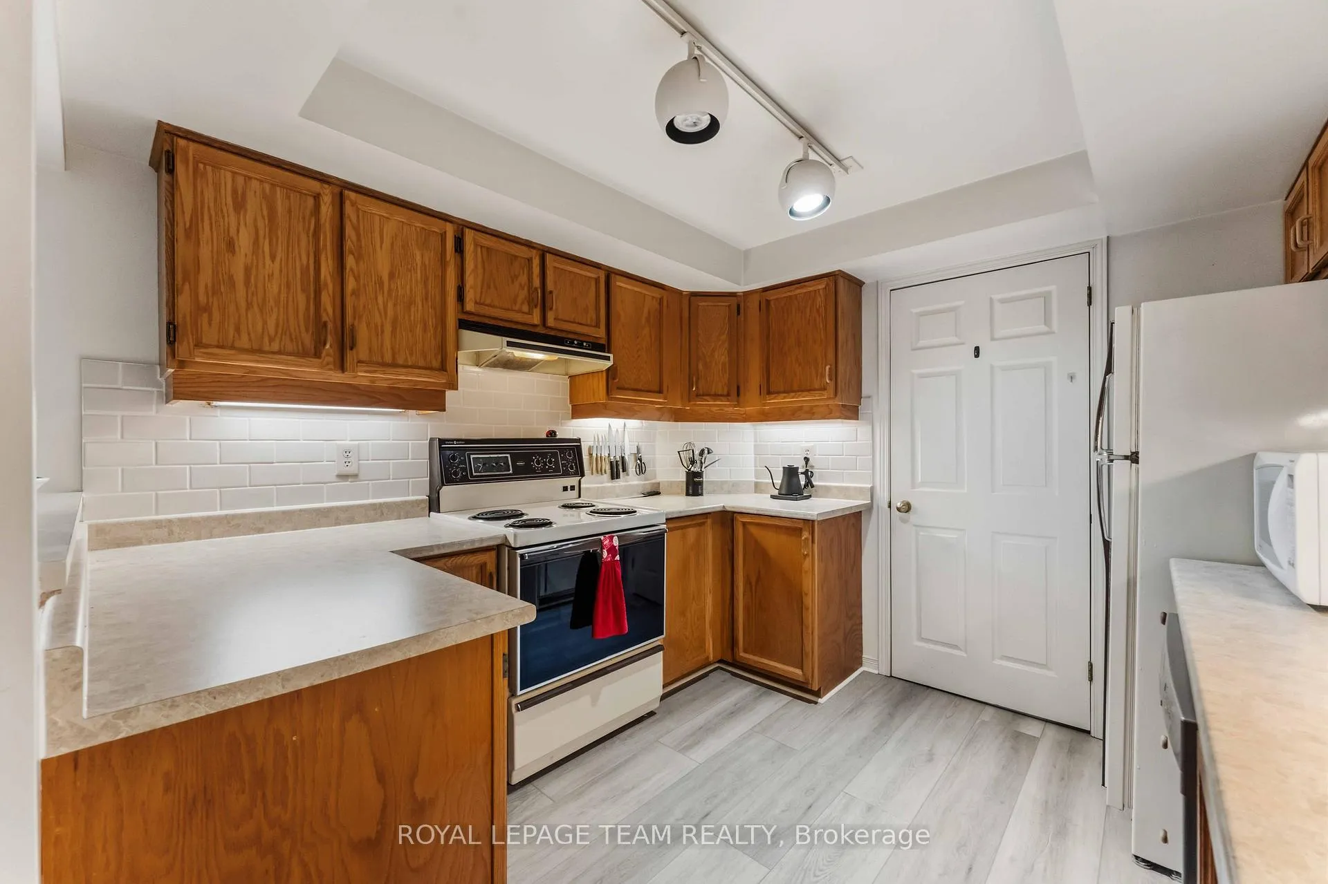 Photo 19 of Unit 301, 7 Kippewa Drive, Ottawa, Dows Lake — HOMEH