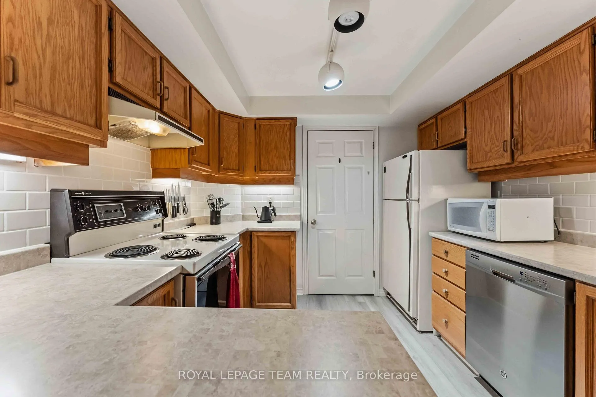 Photo 20 of Unit 301, 7 Kippewa Drive, Ottawa, Dows Lake — HOMEH