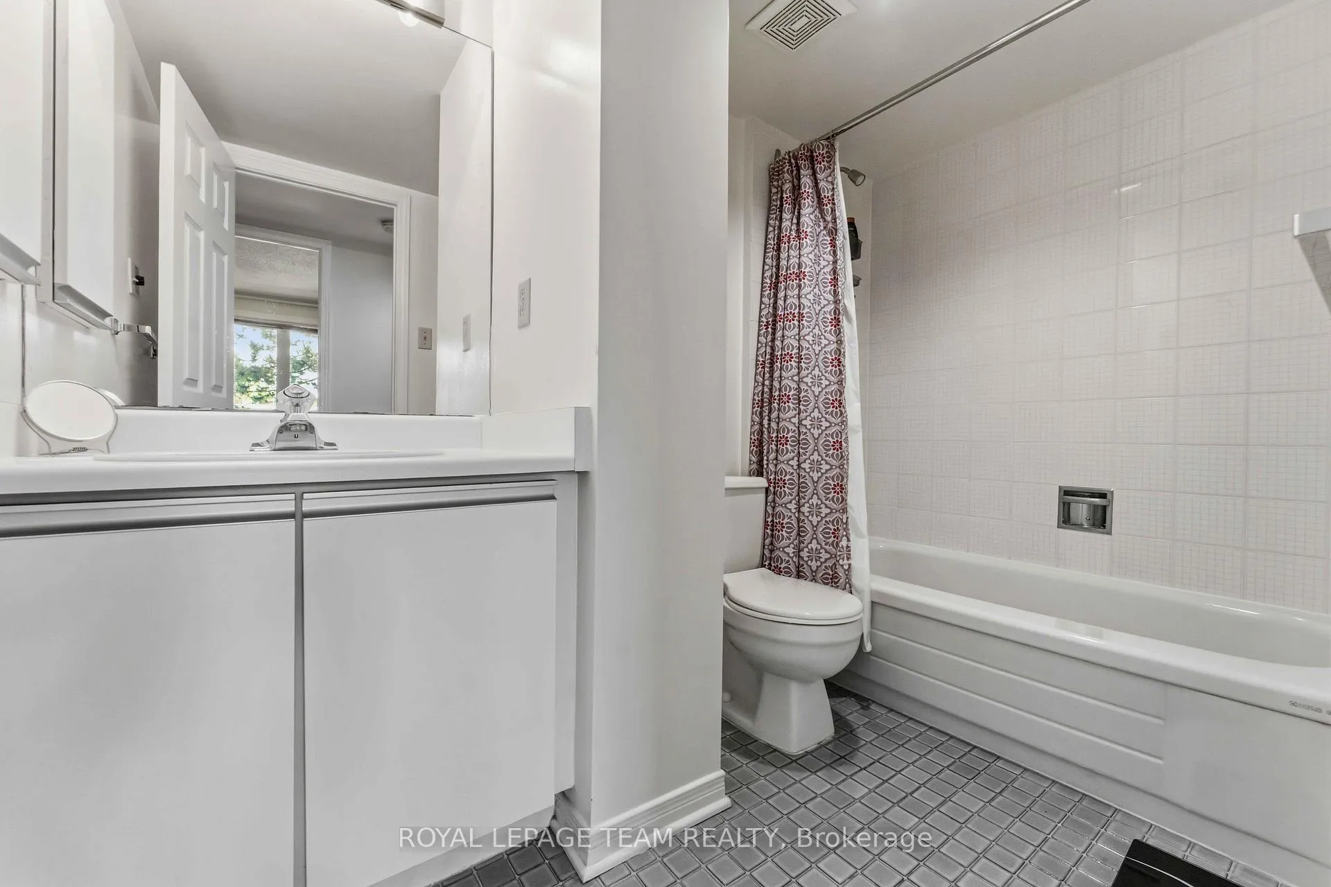 Photo 29 of Unit 301, 7 Kippewa Drive, Ottawa, Dows Lake — HOMEH