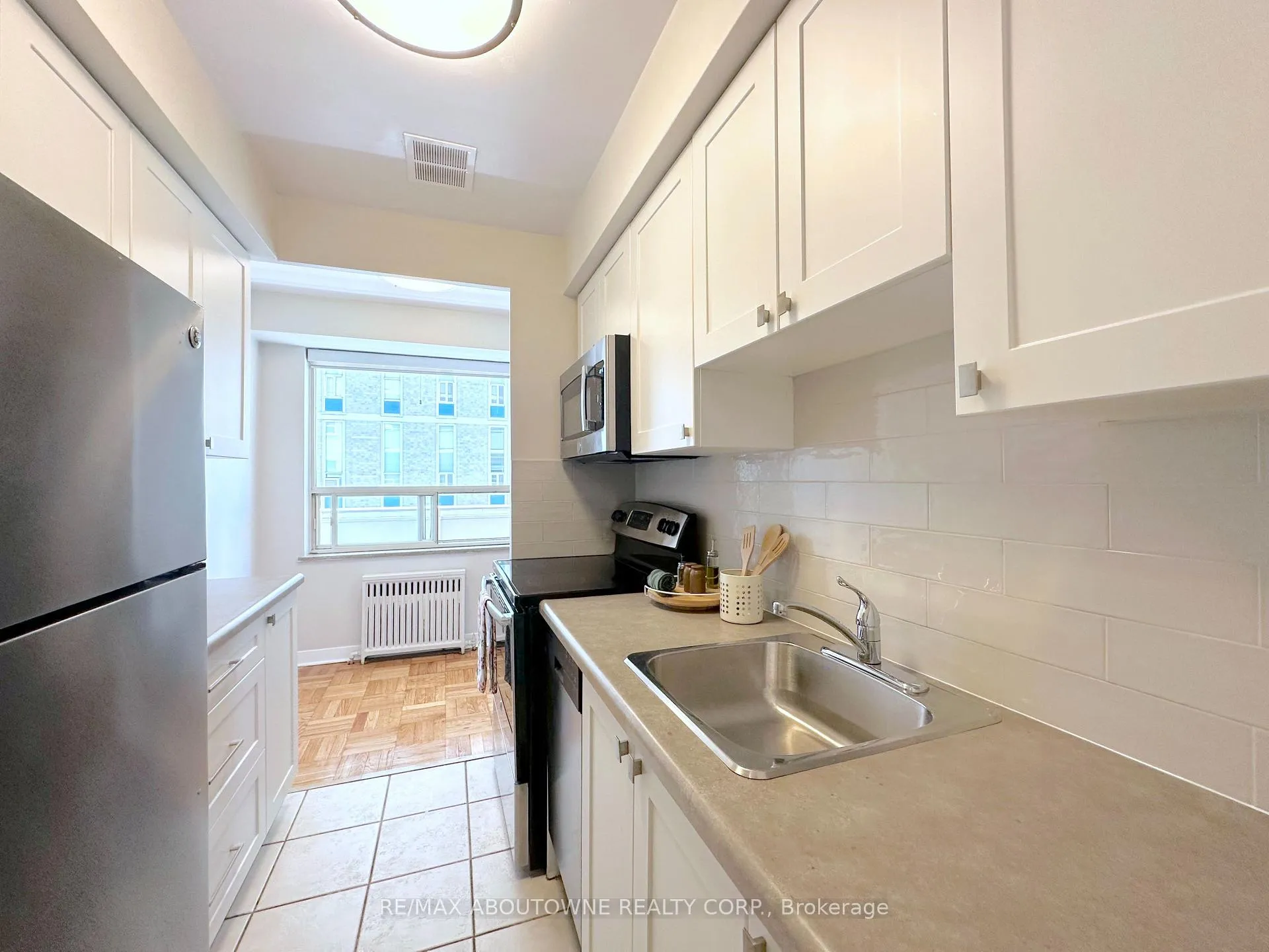 Photo 8 of Unit 506, 565 Avenue Road, Toronto, Yonge-St. Clair — HOMEH