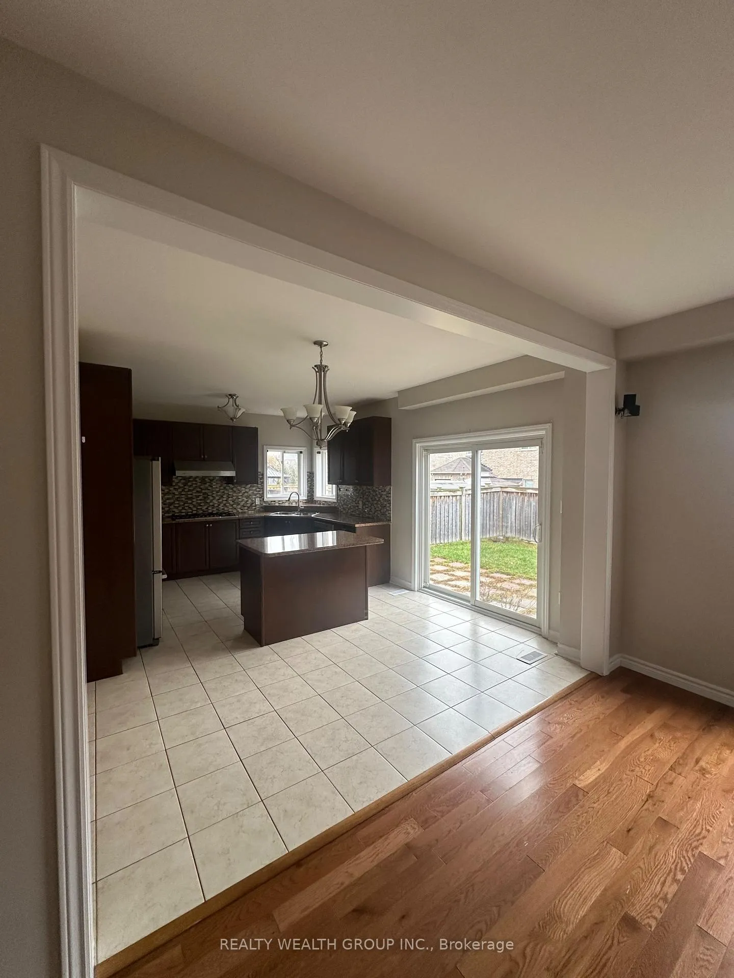 Photo 3 of 65 Versailles Crescent, Barrie, Innis-Shore — HOMEH