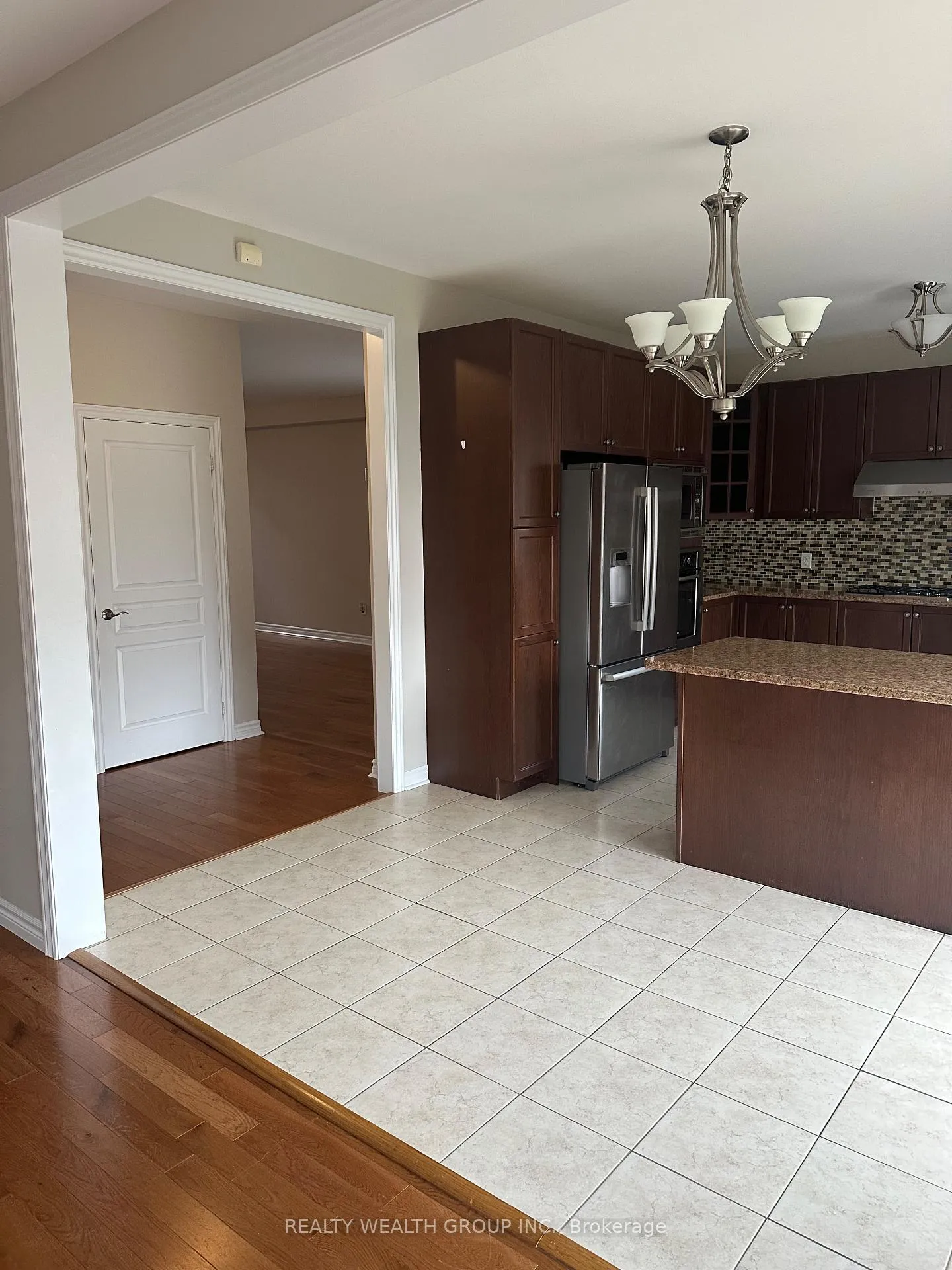 Photo 4 of 65 Versailles Crescent, Barrie, Innis-Shore — HOMEH