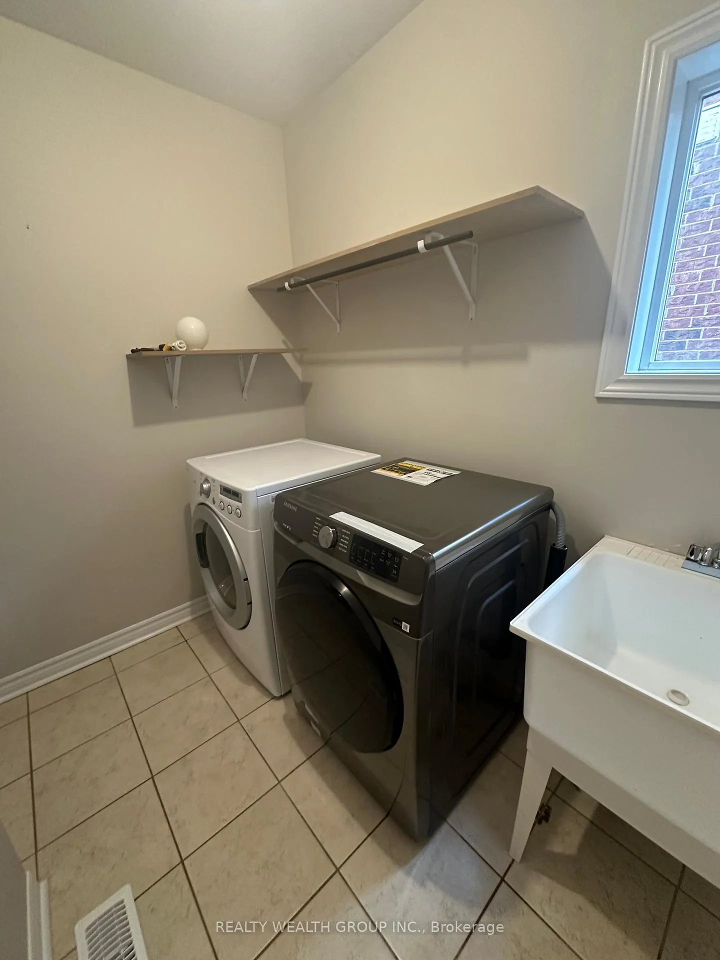Photo 6 of 65 Versailles Crescent, Barrie, Innis-Shore — HOMEH