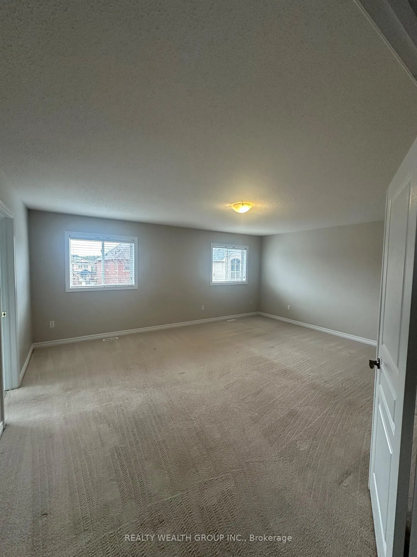 Photo 7 of 65 Versailles Crescent, Barrie, Innis-Shore — HOMEH
