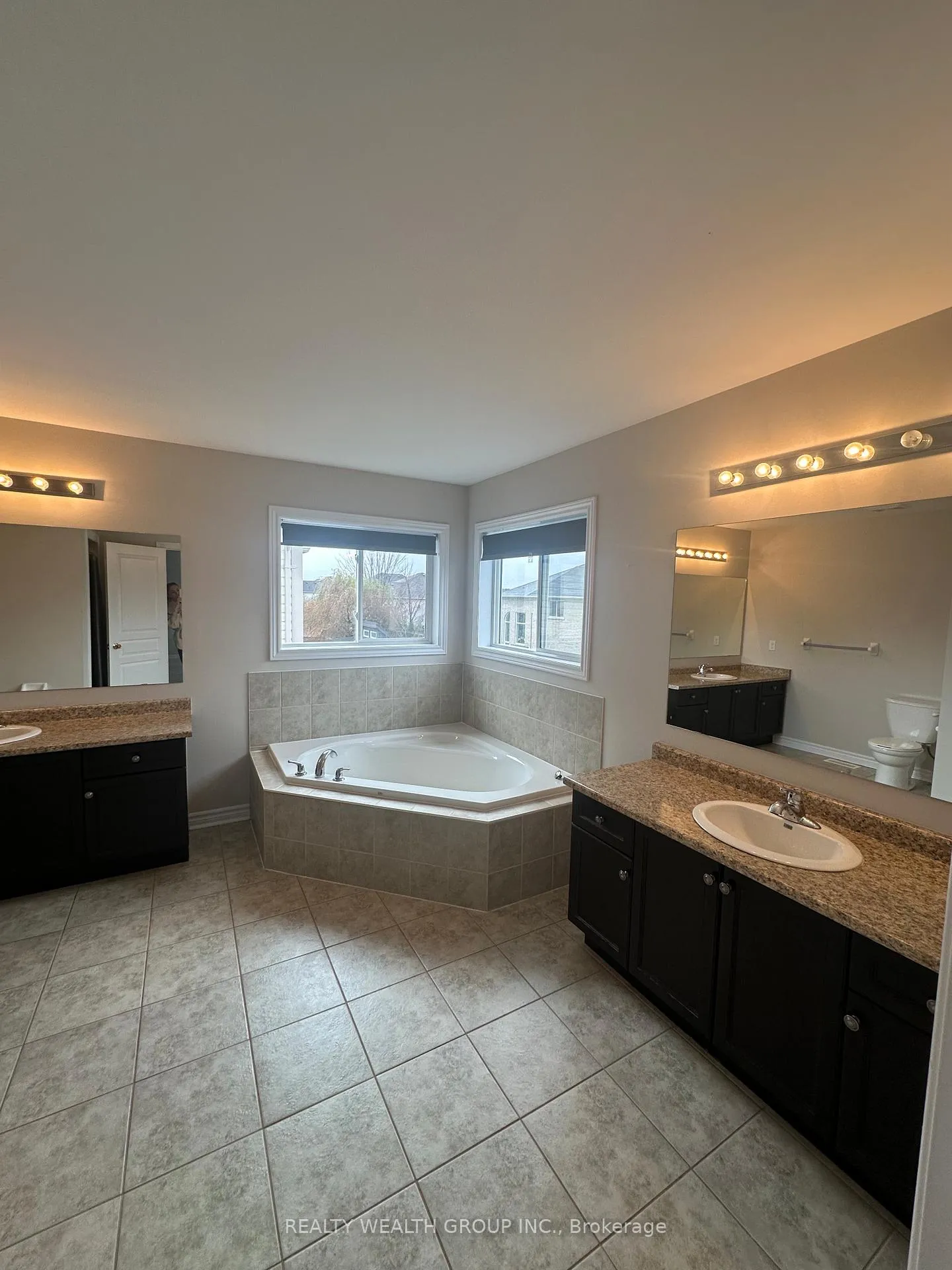 Photo 8 of 65 Versailles Crescent, Barrie, Innis-Shore — HOMEH