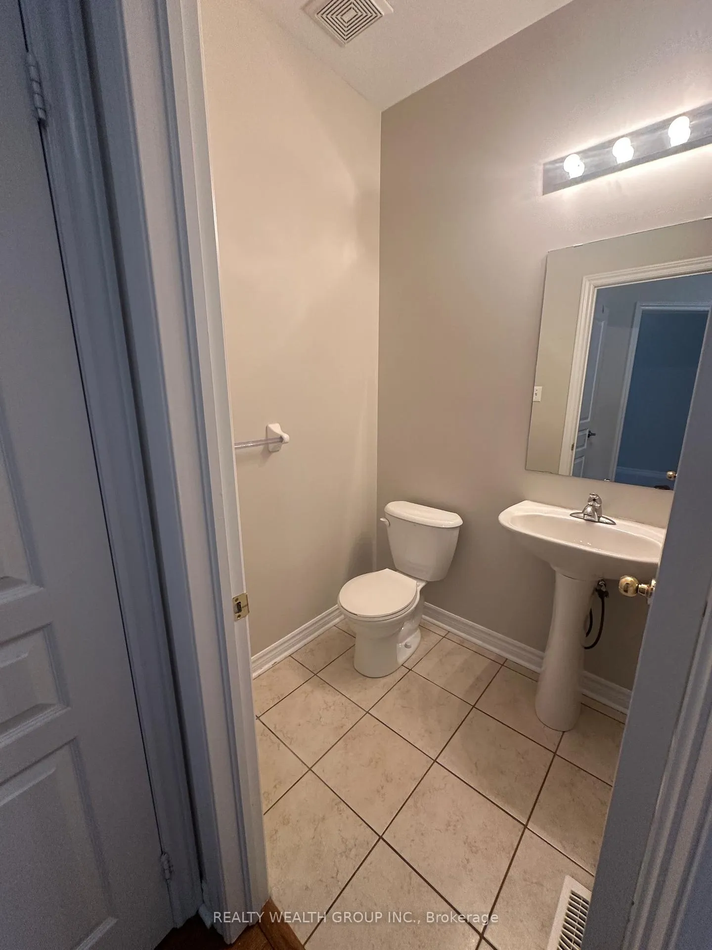 Photo 9 of 65 Versailles Crescent, Barrie, Innis-Shore — HOMEH