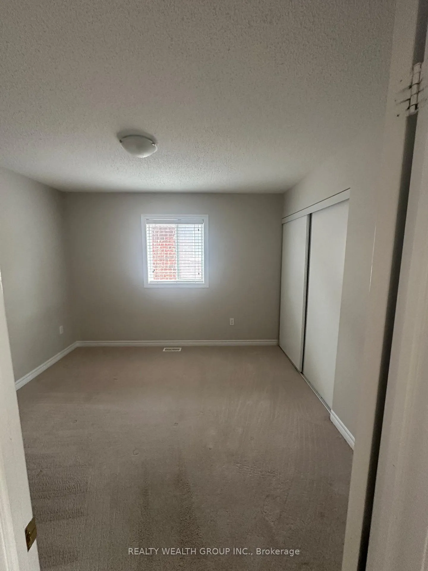 Photo 10 of 65 Versailles Crescent, Barrie, Innis-Shore — HOMEH