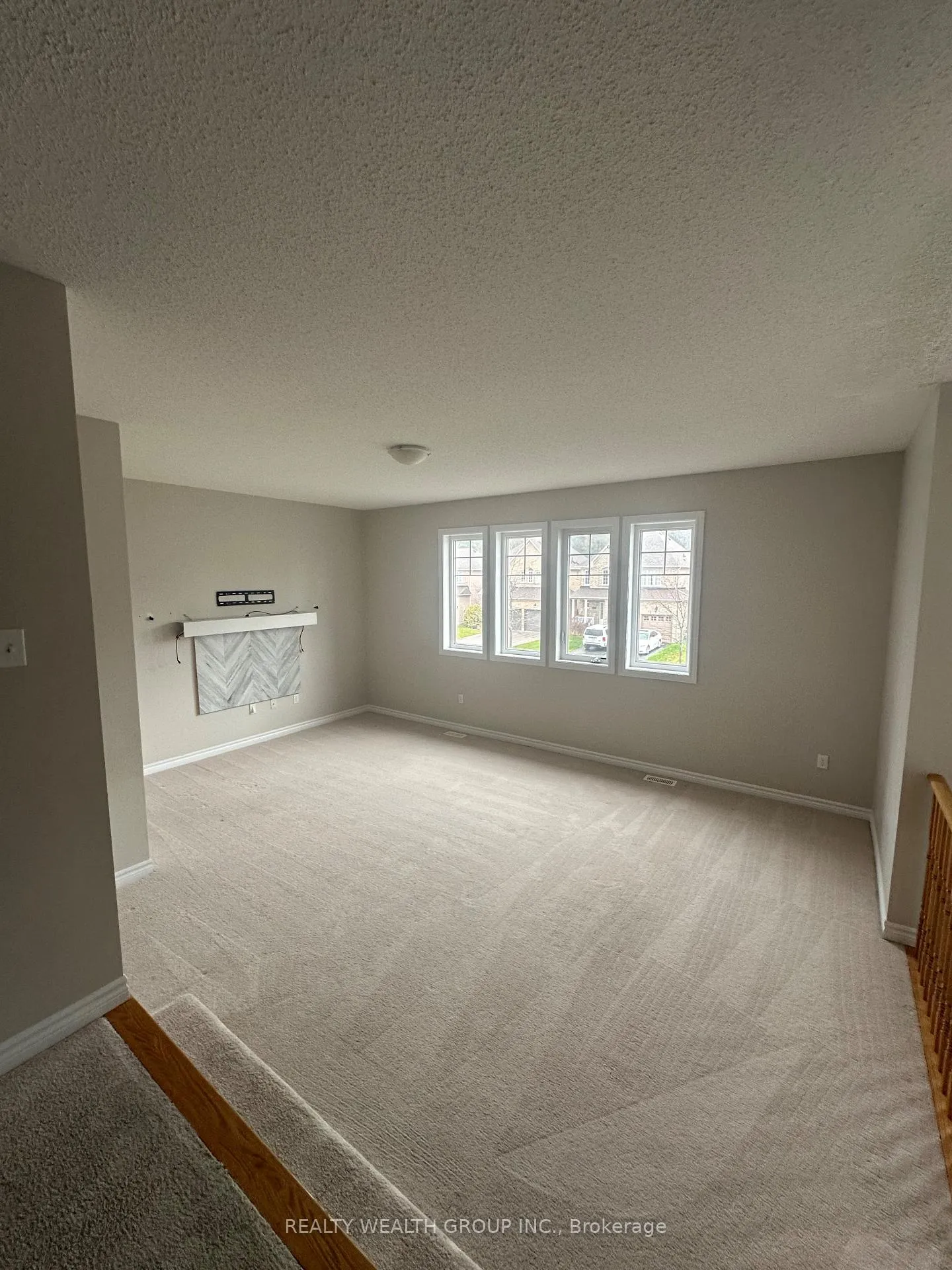 Photo 11 of 65 Versailles Crescent, Barrie, Innis-Shore — HOMEH