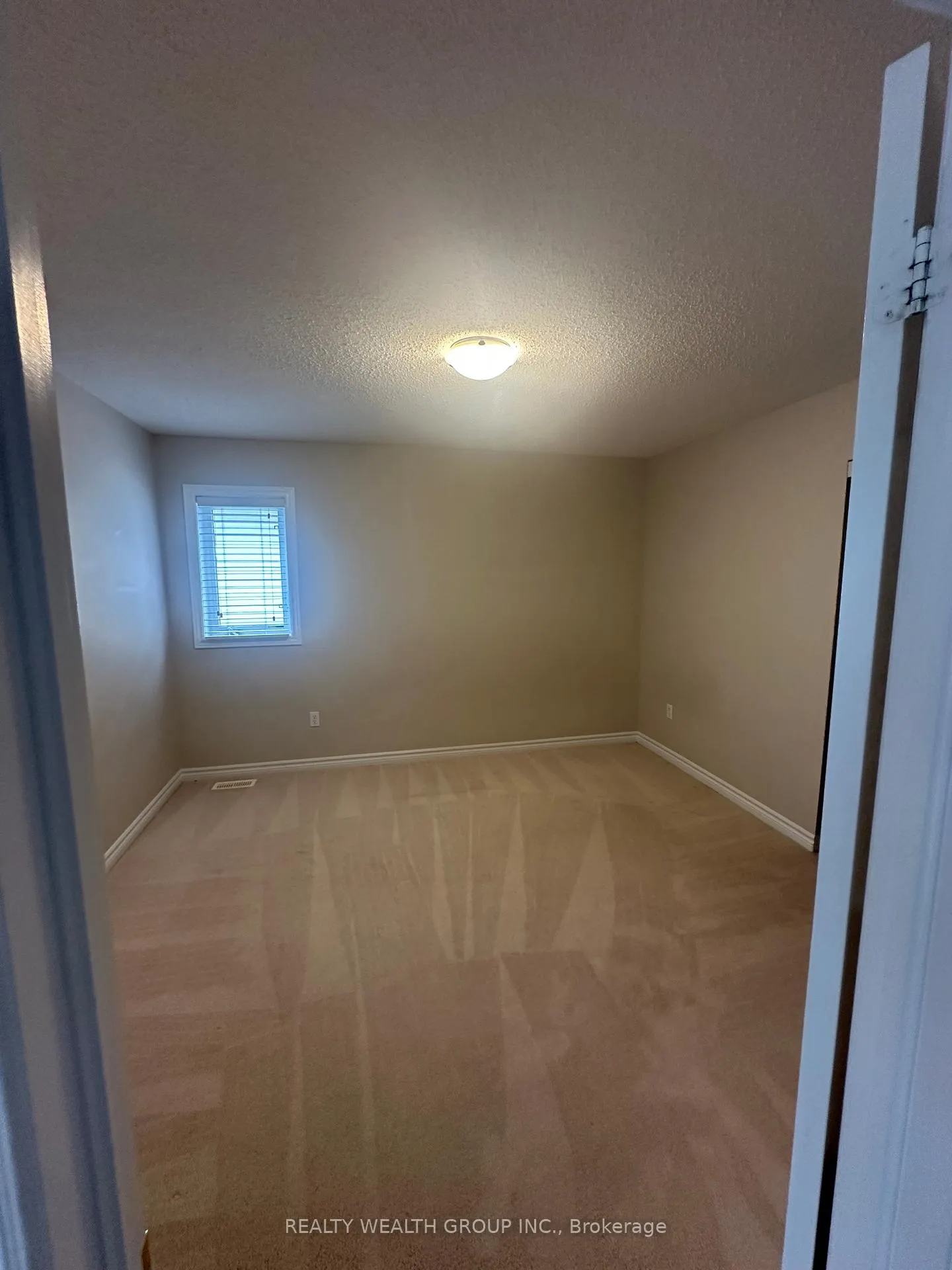 Photo 12 of 65 Versailles Crescent, Barrie, Innis-Shore — HOMEH
