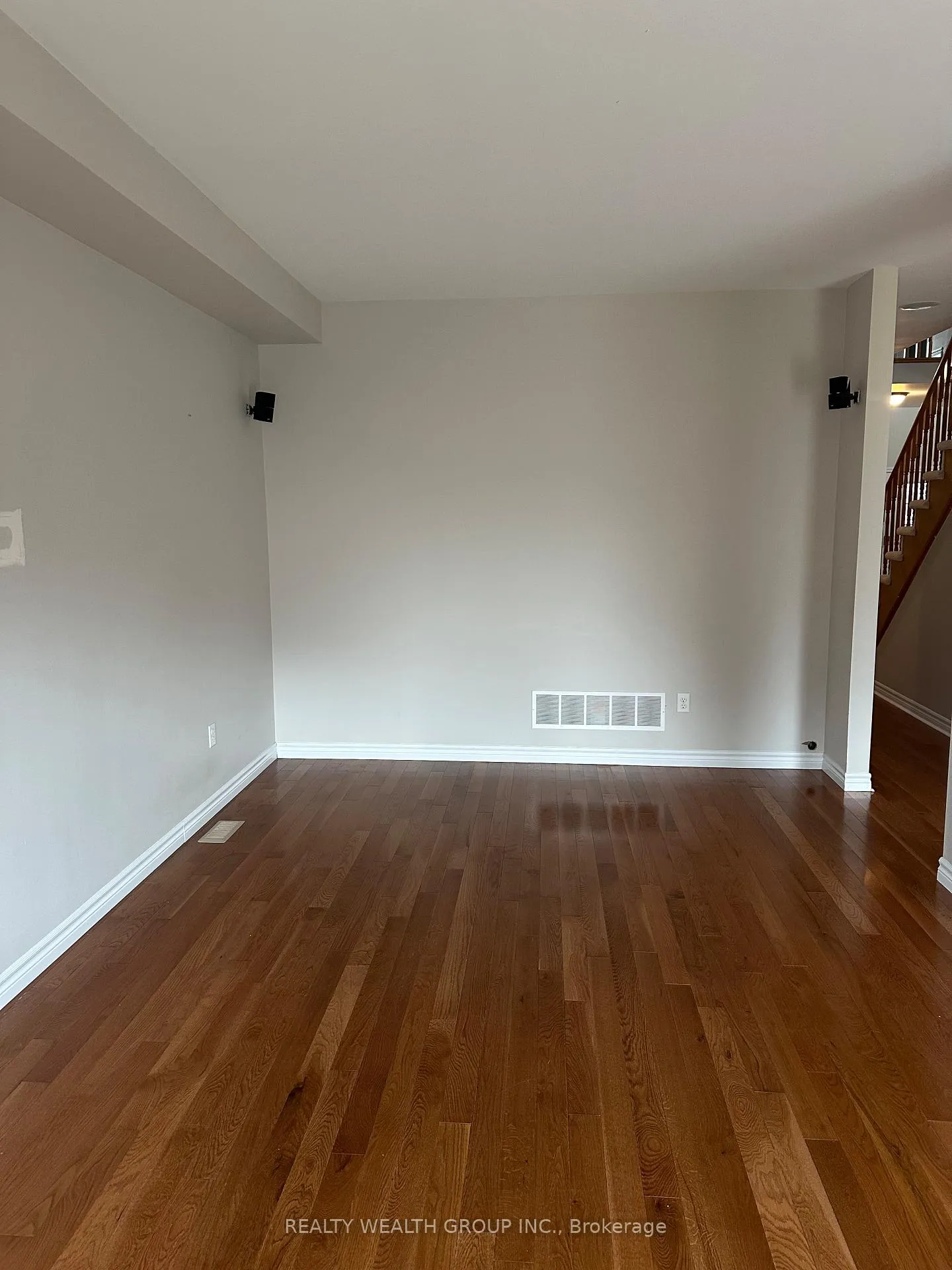 Photo 14 of 65 Versailles Crescent, Barrie, Innis-Shore — HOMEH